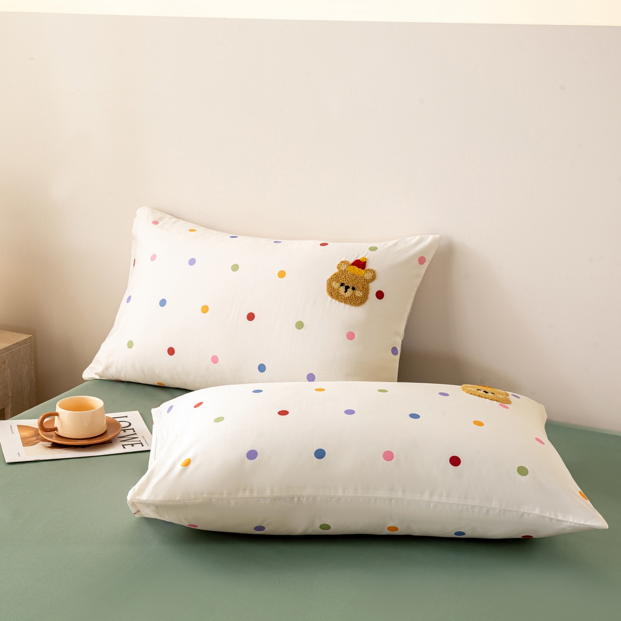 91家纺网 家纺一手货源 找家纺 卧趣家纺 2026新款A类100Pro贡缎全棉纯棉卡通毛巾绣四件套-场景一 七彩小熊