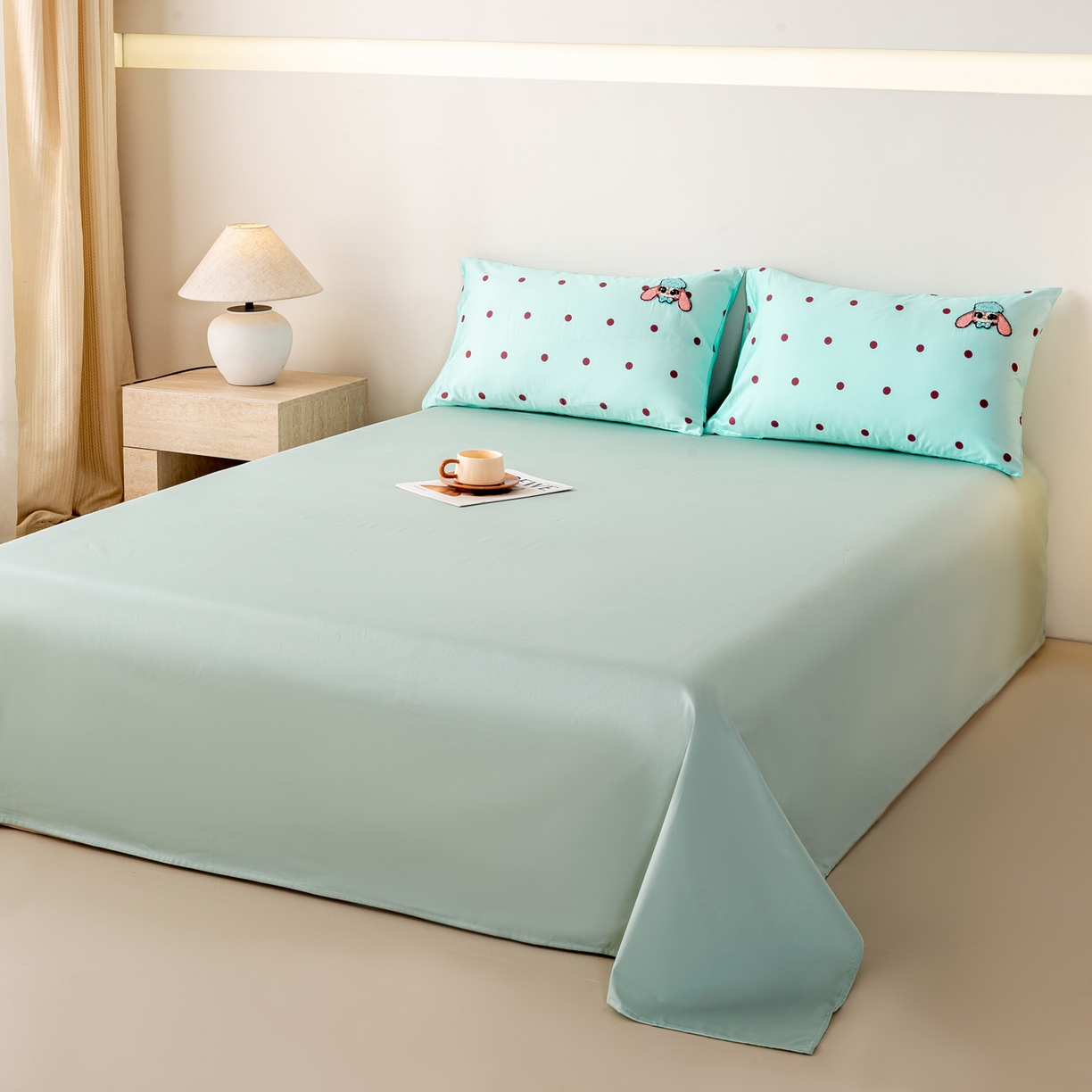 91家纺网 家纺一手货源 找家纺 卧趣家纺 2026新款A类100Pro贡缎全棉纯棉卡通毛巾绣四件套-场景一 甜心萌萌