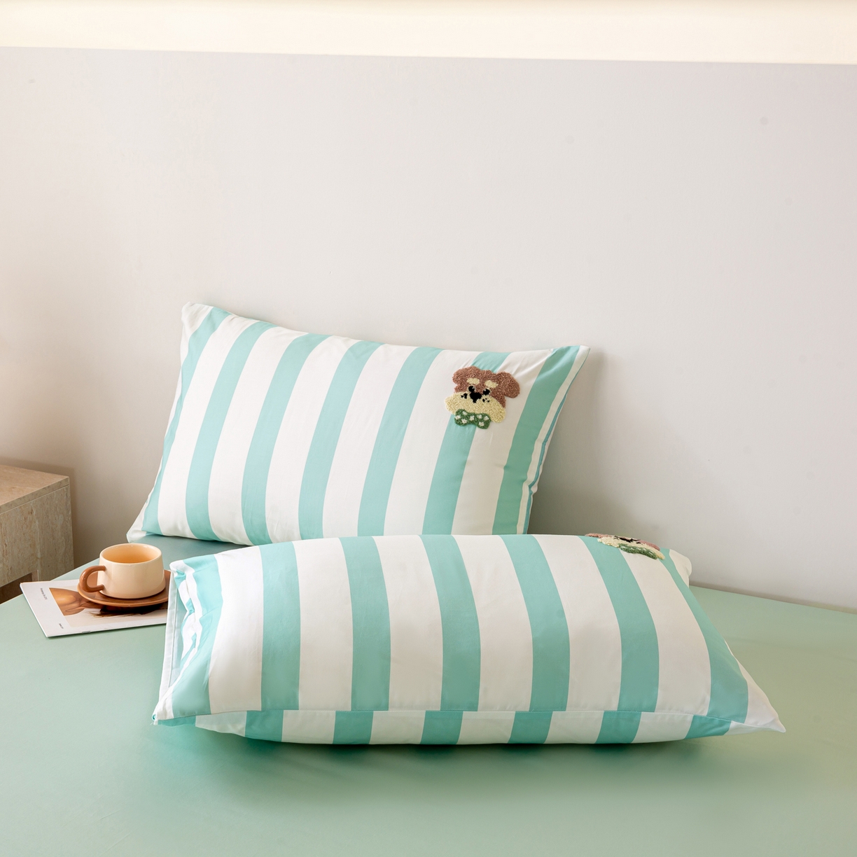 91家纺网 家纺一手货源 找家纺 卧趣家纺 2026新款A类100Pro贡缎全棉纯棉卡通毛巾绣四件套-场景一 条纹俏皮狗