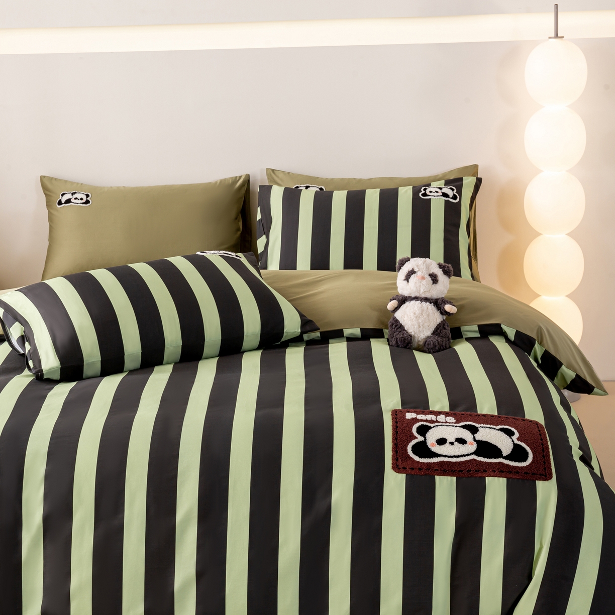 91家纺网 家纺一手货源 找家纺 卧趣家纺 2026新款A类100Pro贡缎全棉纯棉卡通毛巾绣四件套-场景一 曲奇小熊