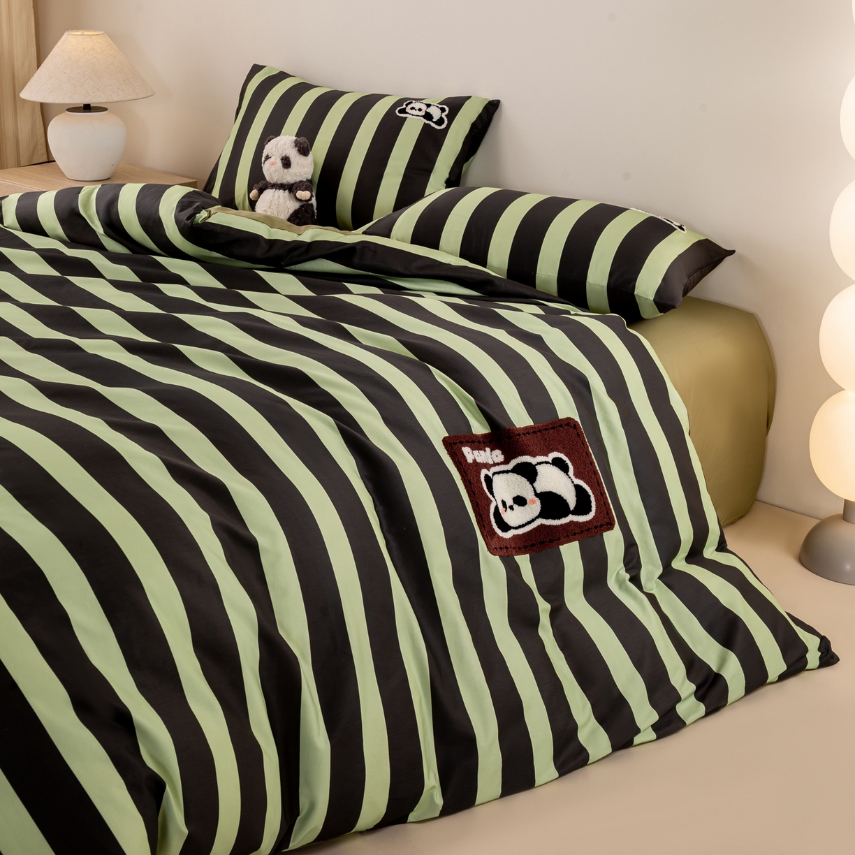 91家纺网 家纺一手货源 找家纺 卧趣家纺 2026新款A类100Pro贡缎全棉纯棉卡通毛巾绣四件套-场景一 曲奇小熊