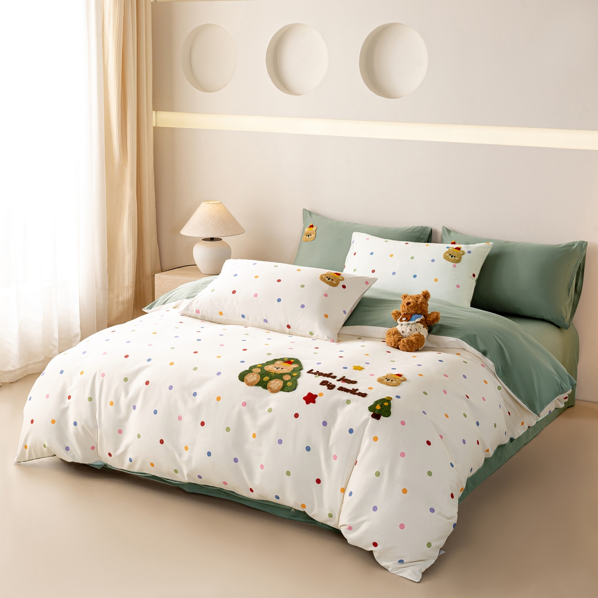 91家纺网 家纺一手货源 找家纺 卧趣家纺 2026新款A类100Pro贡缎全棉纯棉卡通毛巾绣四件套-场景一 七彩小熊