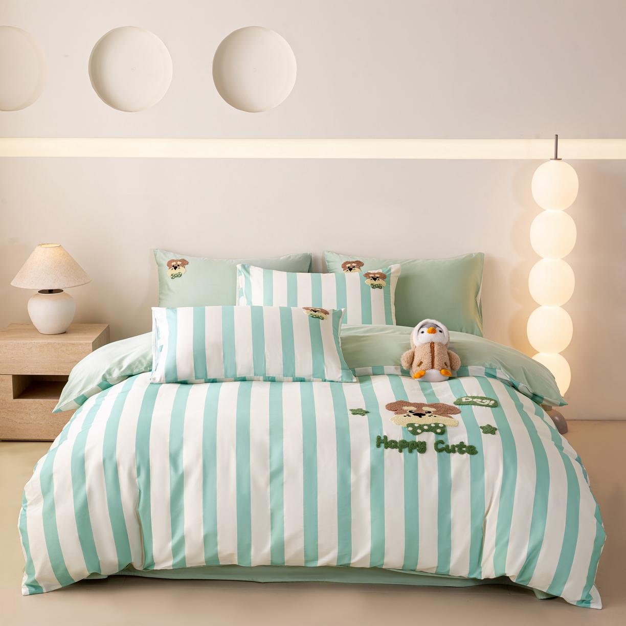 91家纺网 家纺一手货源 找家纺 卧趣家纺 2026新款A类100Pro贡缎全棉纯棉卡通毛巾绣四件套-场景一 条纹俏皮狗