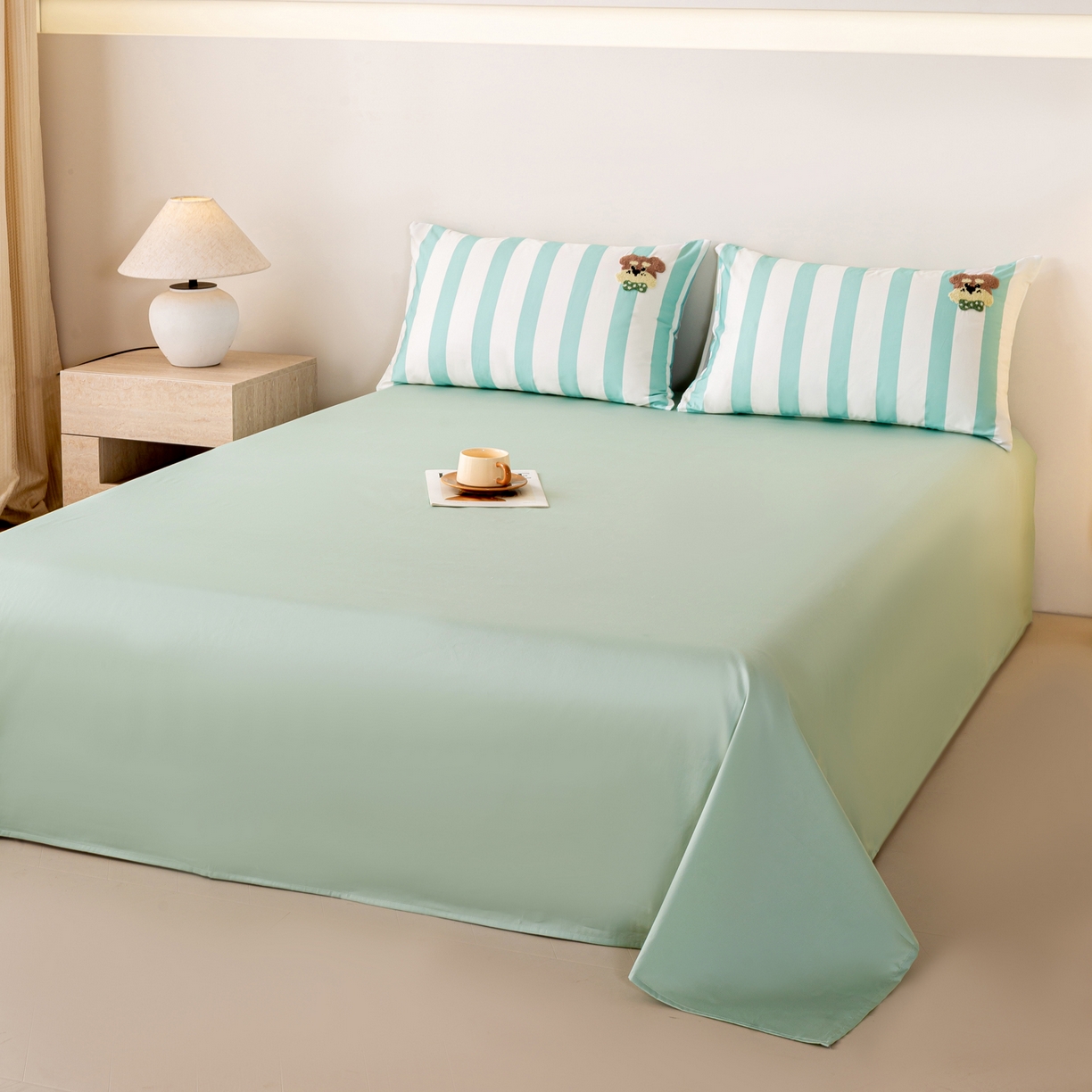 91家纺网 家纺一手货源 找家纺 卧趣家纺 2026新款A类100Pro贡缎全棉纯棉卡通毛巾绣四件套-场景一 条纹俏皮狗