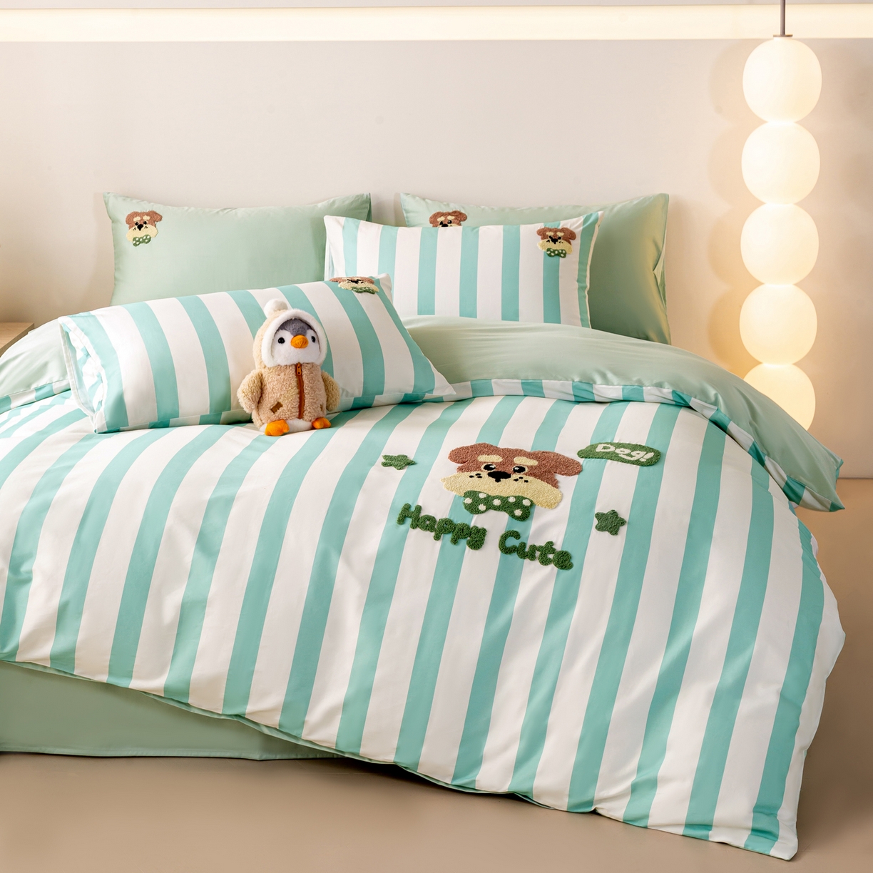 91家纺网 家纺一手货源 找家纺 卧趣家纺 2026新款A类100Pro贡缎全棉纯棉卡通毛巾绣四件套-场景一 条纹俏皮狗