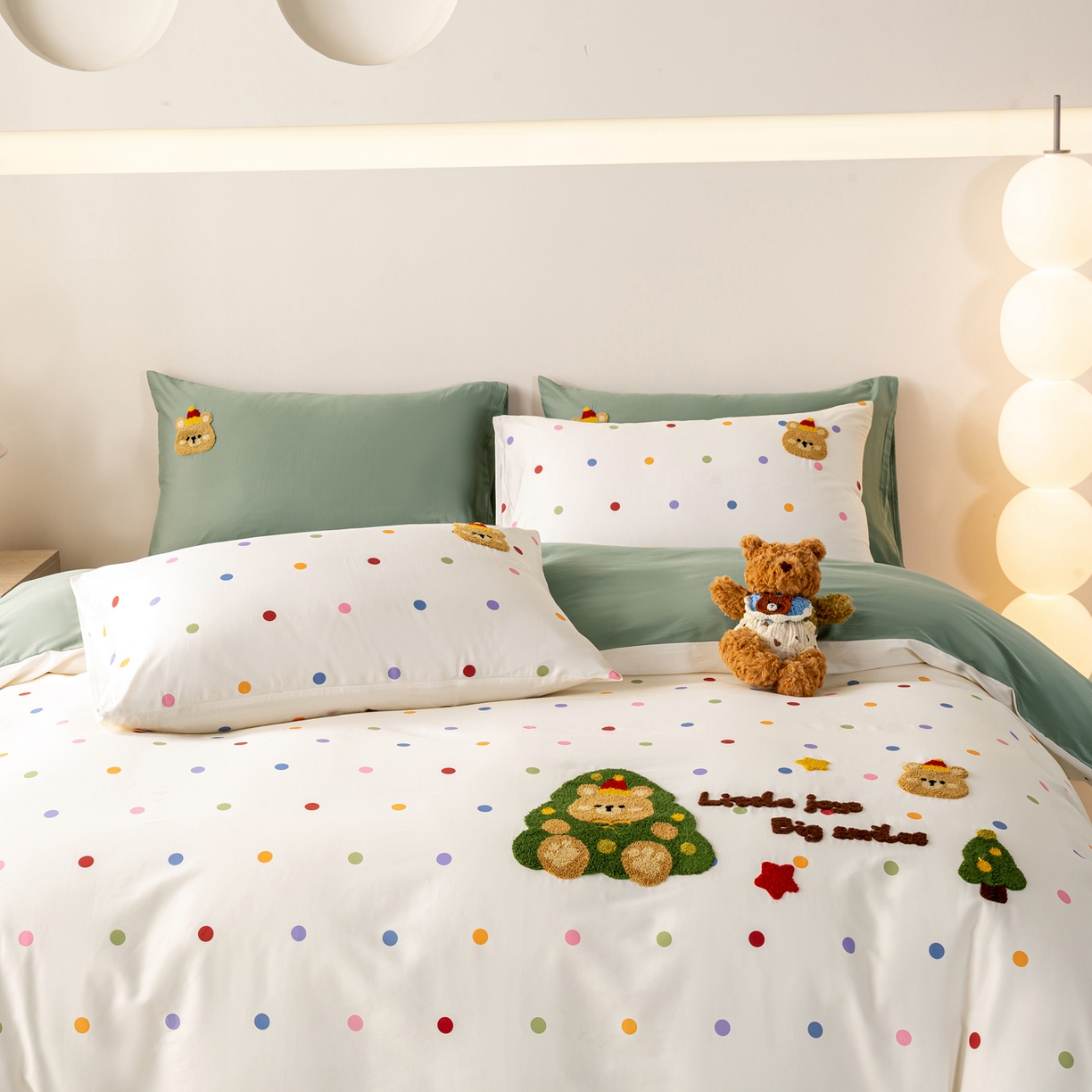 91家纺网 家纺一手货源 找家纺 卧趣家纺 2026新款A类100Pro贡缎全棉纯棉卡通毛巾绣四件套-场景一 七彩小熊