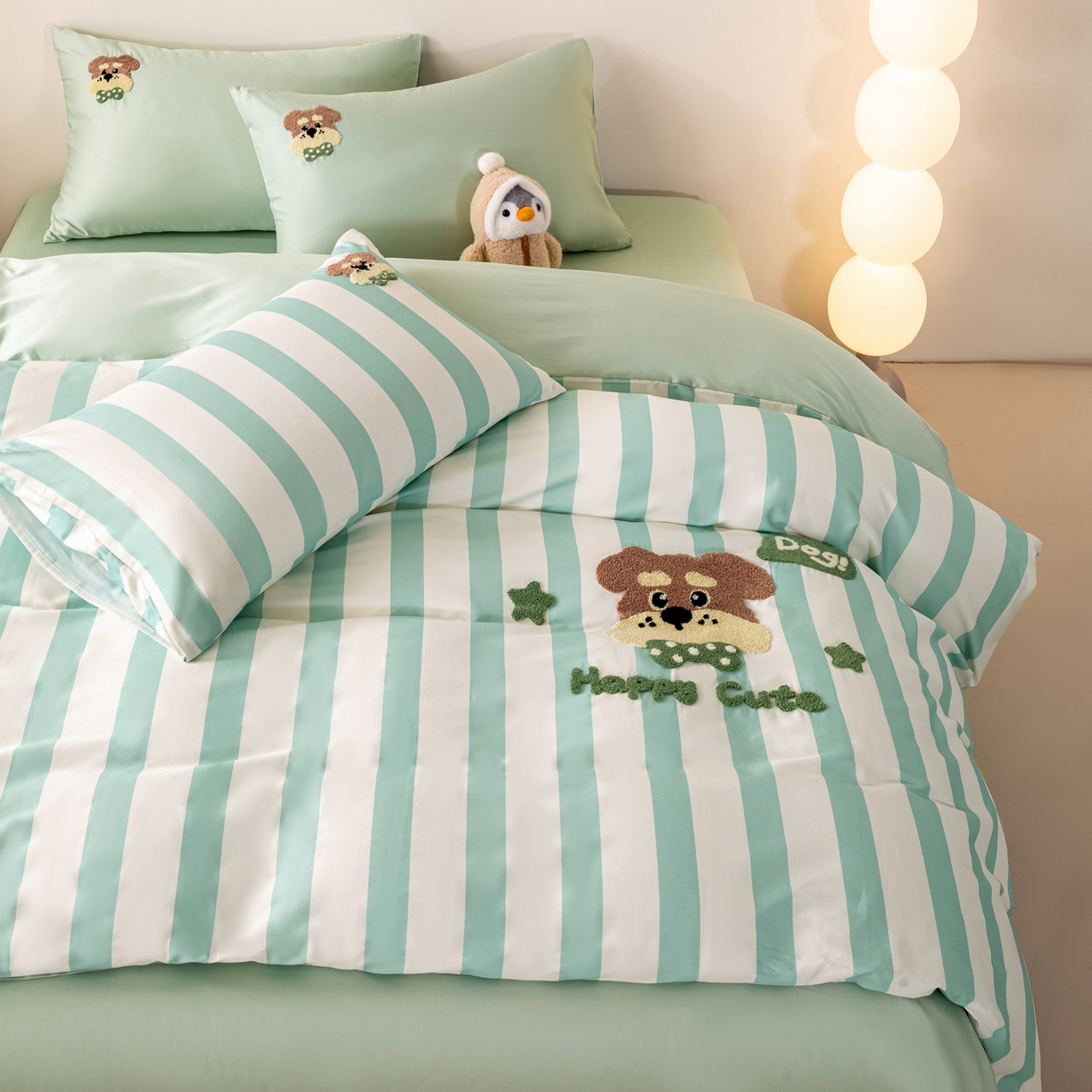 91家纺网 家纺一手货源 找家纺 卧趣家纺 2026新款A类100Pro贡缎全棉纯棉卡通毛巾绣四件套-场景一 条纹俏皮狗