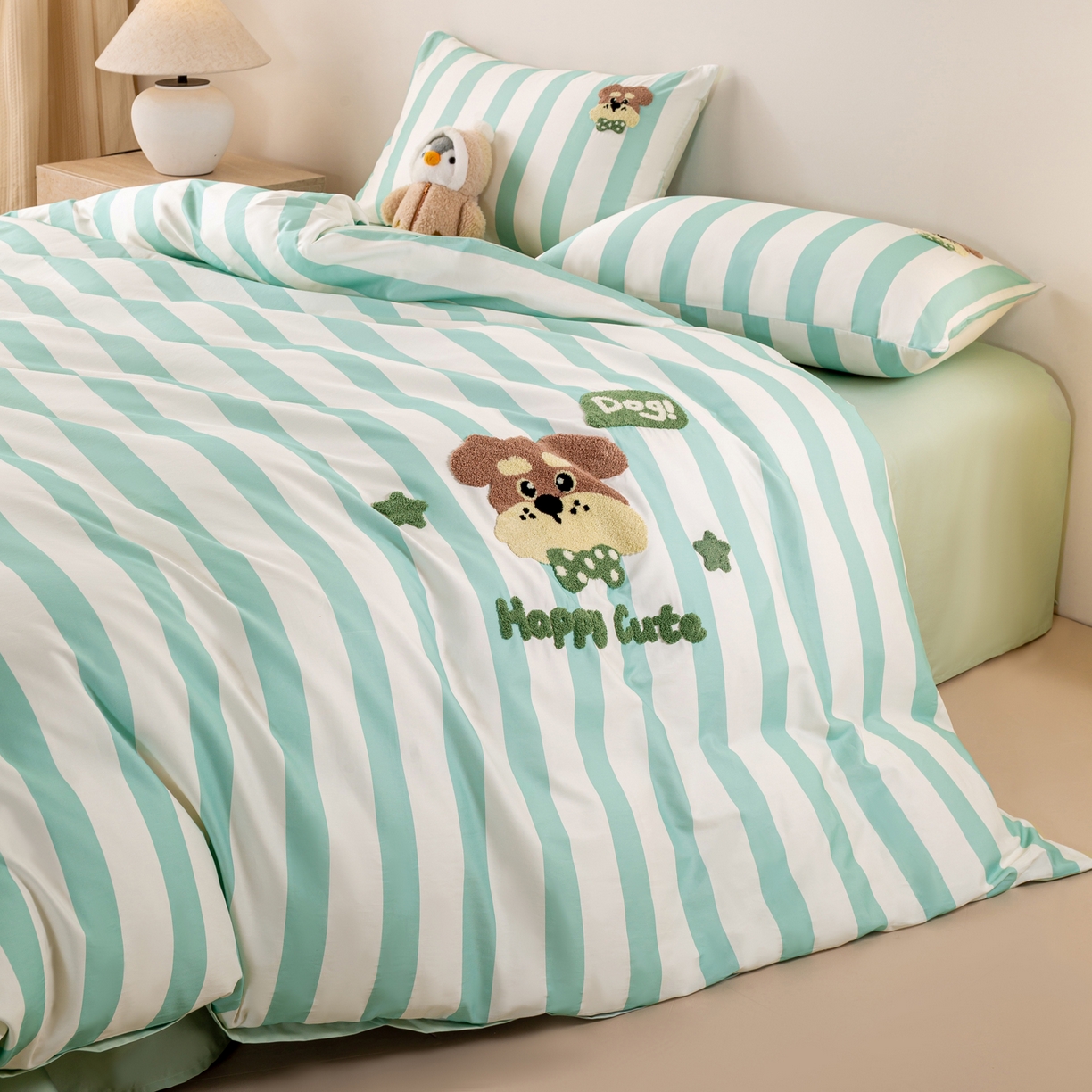 91家纺网 家纺一手货源 找家纺 卧趣家纺 2026新款A类100Pro贡缎全棉纯棉卡通毛巾绣四件套-场景一 条纹俏皮狗