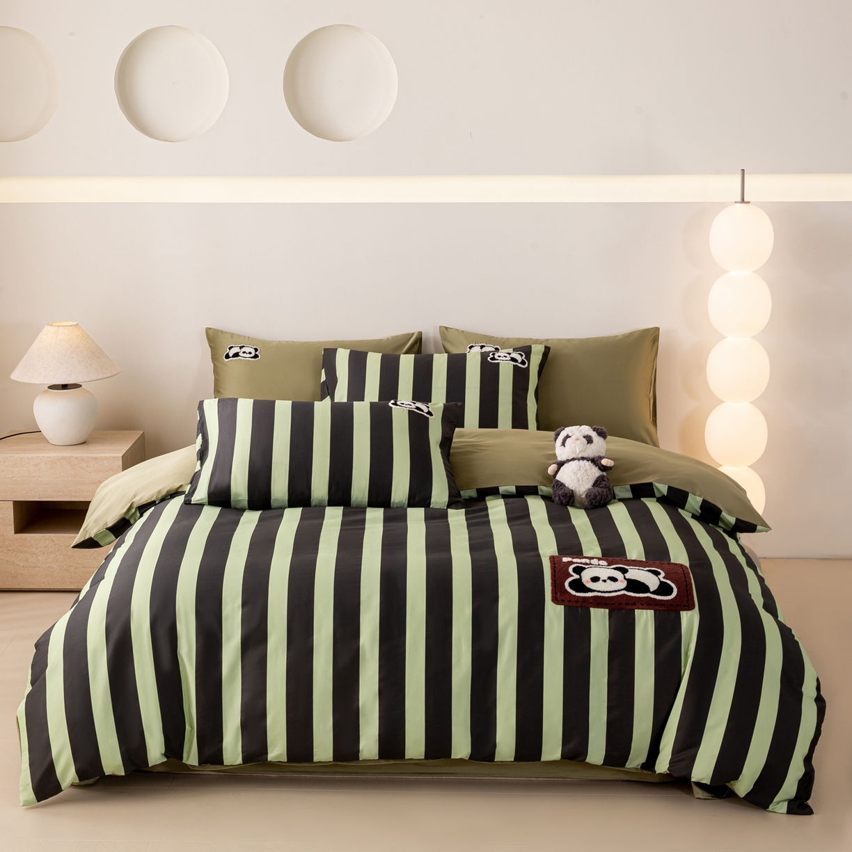 91家纺网 家纺一手货源 找家纺 卧趣家纺 2026新款A类100Pro贡缎全棉纯棉卡通毛巾绣四件套-场景一 曲奇小熊