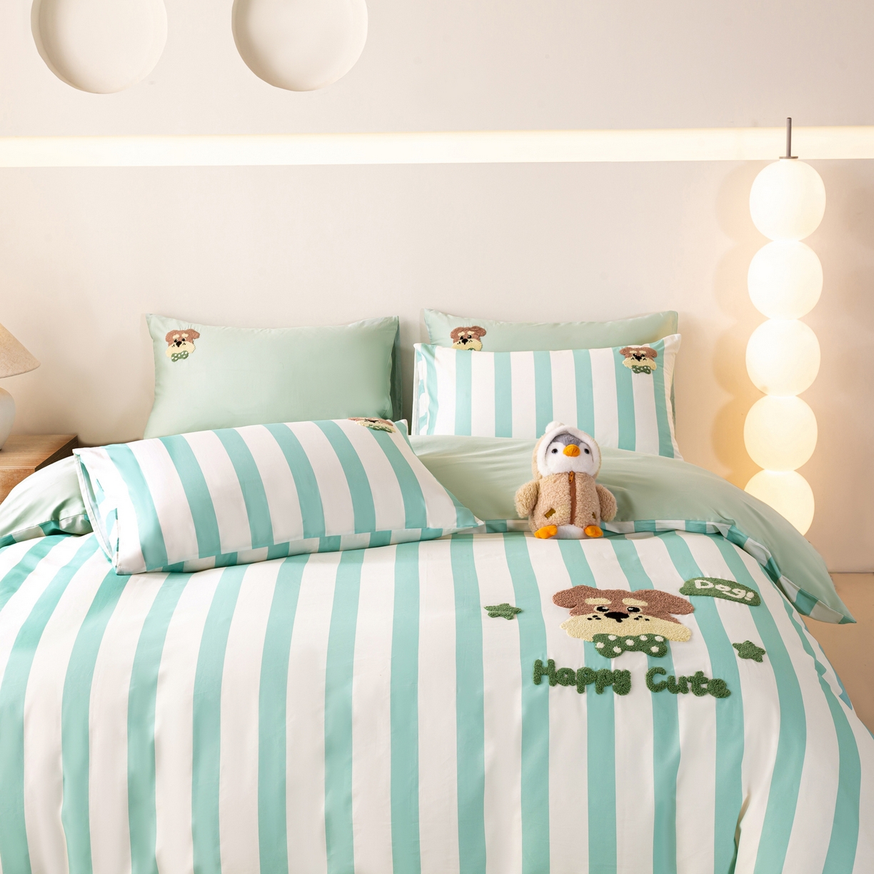 91家纺网 家纺一手货源 找家纺 卧趣家纺 2026新款A类100Pro贡缎全棉纯棉卡通毛巾绣四件套-场景一 条纹俏皮狗