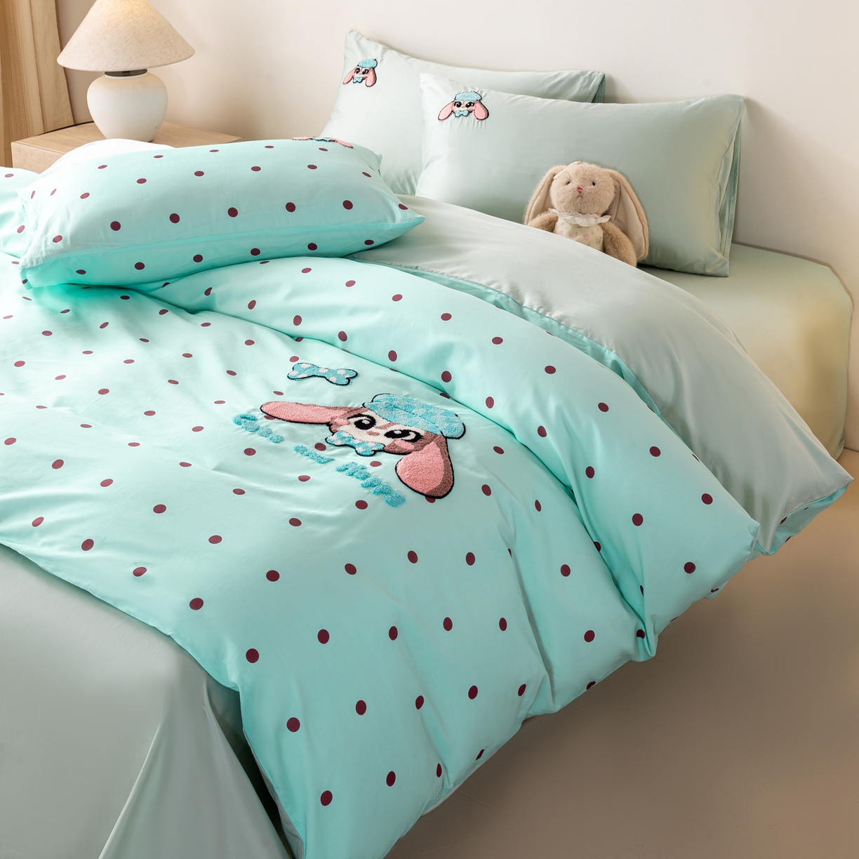 91家纺网 家纺一手货源 找家纺 卧趣家纺 2026新款A类100Pro贡缎全棉纯棉卡通毛巾绣四件套-场景一 甜心萌萌