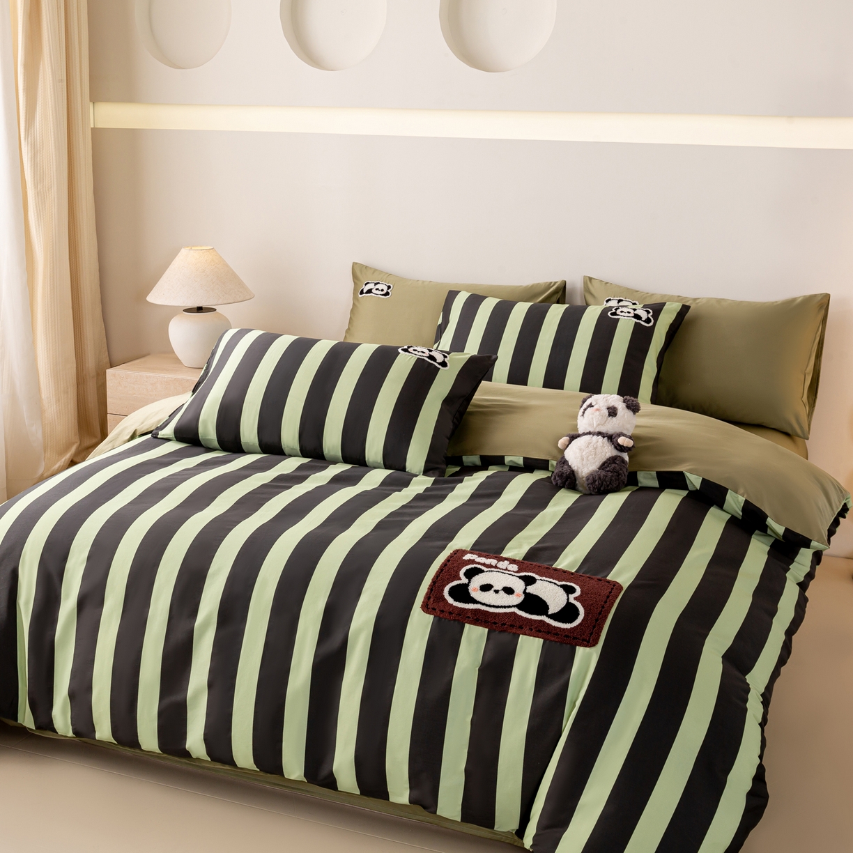 91家纺网 家纺一手货源 找家纺 卧趣家纺 2026新款A类100Pro贡缎全棉纯棉卡通毛巾绣四件套-场景一 曲奇小熊