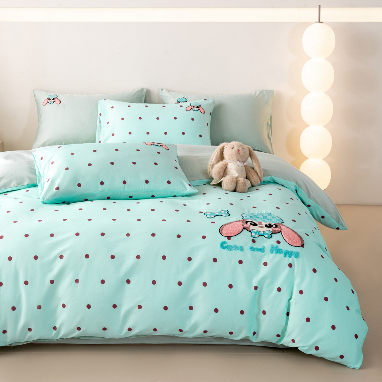 91家纺网 家纺一手货源 找家纺 卧趣家纺 2026新款A类100Pro贡缎全棉纯棉卡通毛巾绣四件套-场景一 甜心萌萌