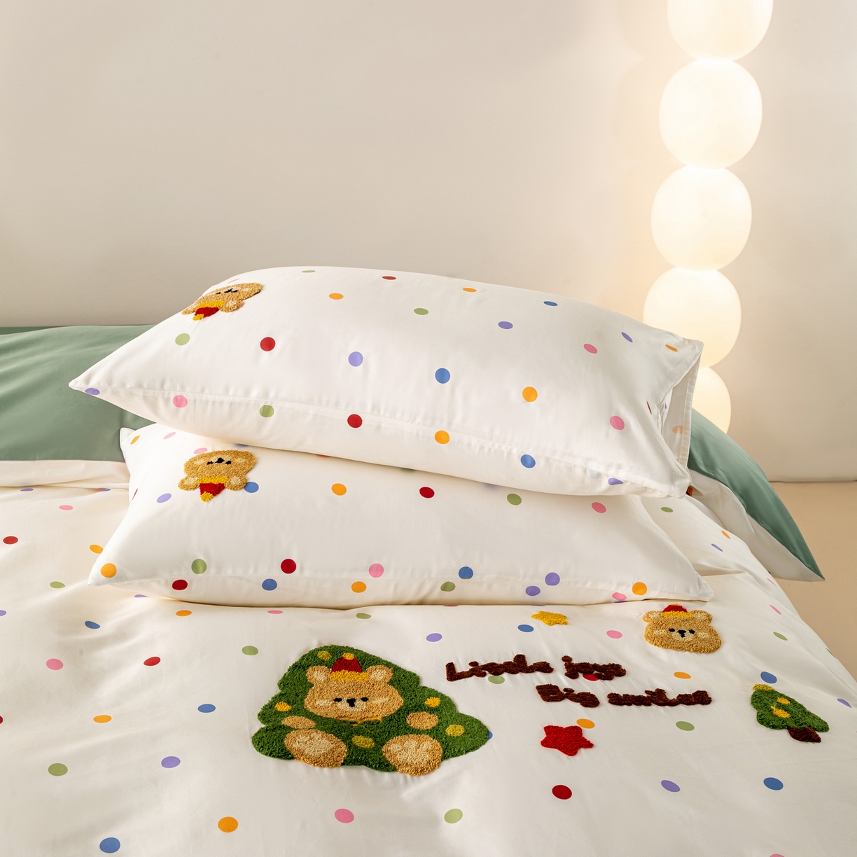 91家纺网 家纺一手货源 找家纺 卧趣家纺 2026新款A类100Pro贡缎全棉纯棉卡通毛巾绣四件套-场景一 七彩小熊