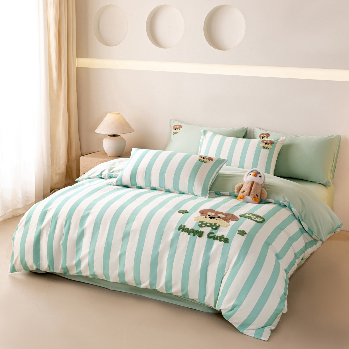 91家纺网 家纺一手货源 找家纺 卧趣家纺 2026新款A类100Pro贡缎全棉纯棉卡通毛巾绣四件套-场景一 条纹俏皮狗