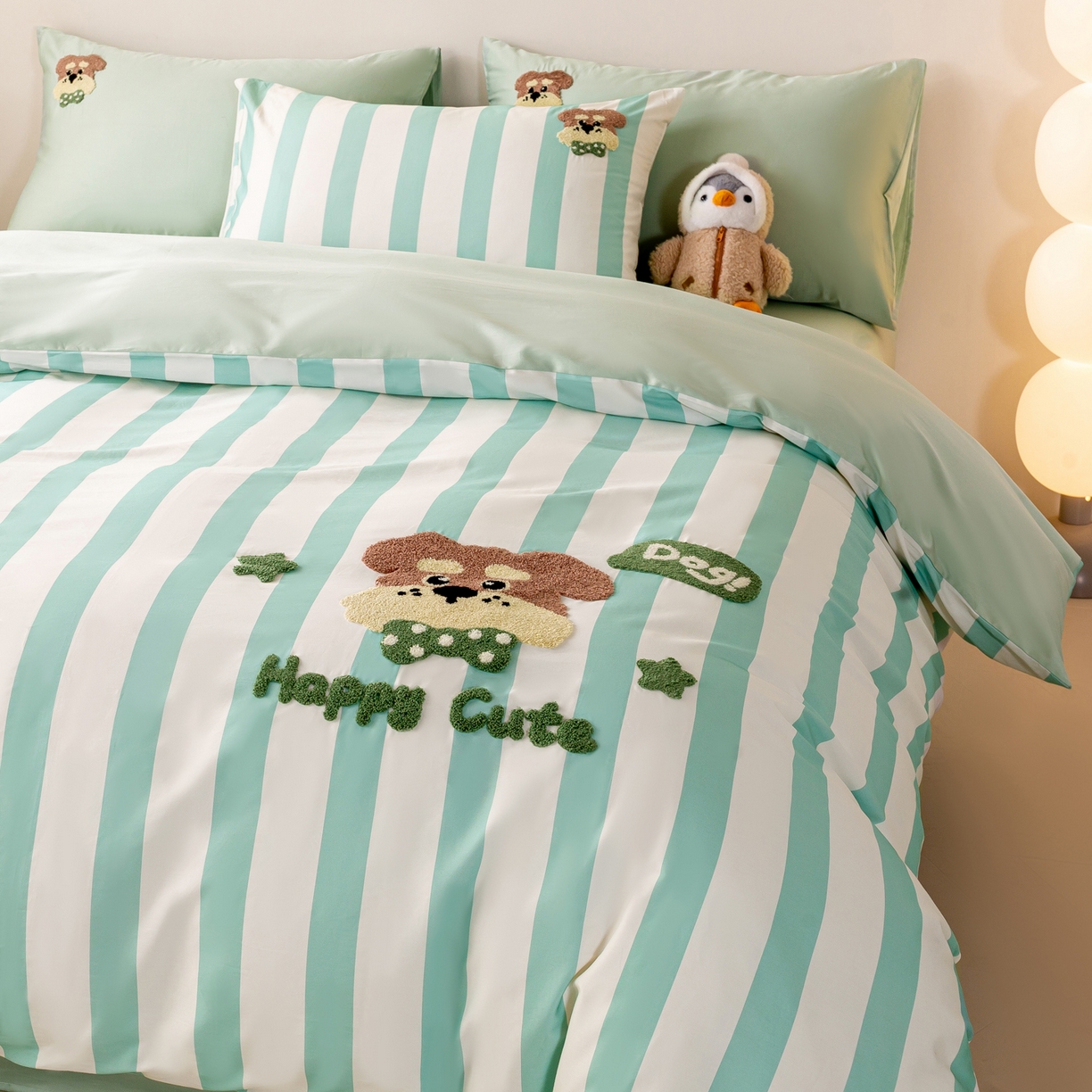 卧趣家纺 2026新款A类100Pro贡缎全棉纯棉卡通毛巾绣四件套-场景一 条纹俏皮狗