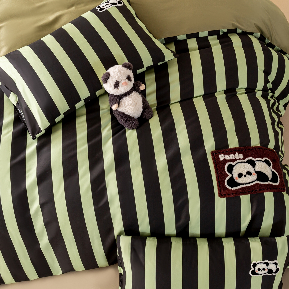 91家纺网 家纺一手货源 找家纺 卧趣家纺 2026新款A类100Pro贡缎全棉纯棉卡通毛巾绣四件套-场景一 曲奇小熊