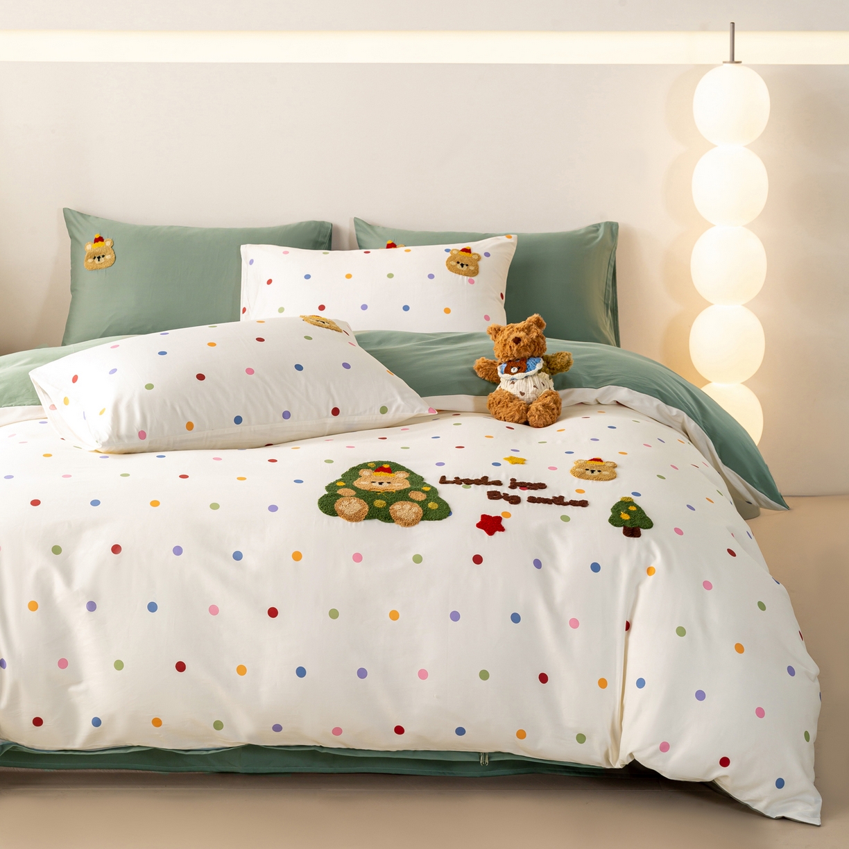 91家纺网 家纺一手货源 找家纺 卧趣家纺 2026新款A类100Pro贡缎全棉纯棉卡通毛巾绣四件套-场景一 七彩小熊