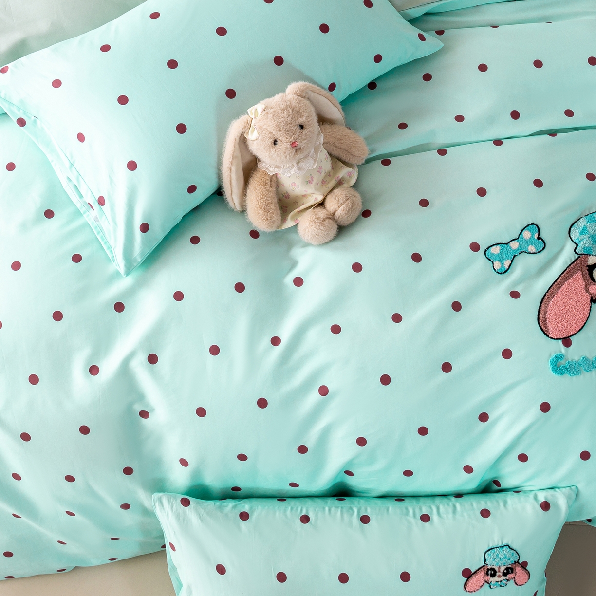 91家纺网 家纺一手货源 找家纺 卧趣家纺 2026新款A类100Pro贡缎全棉纯棉卡通毛巾绣四件套-场景一 甜心萌萌