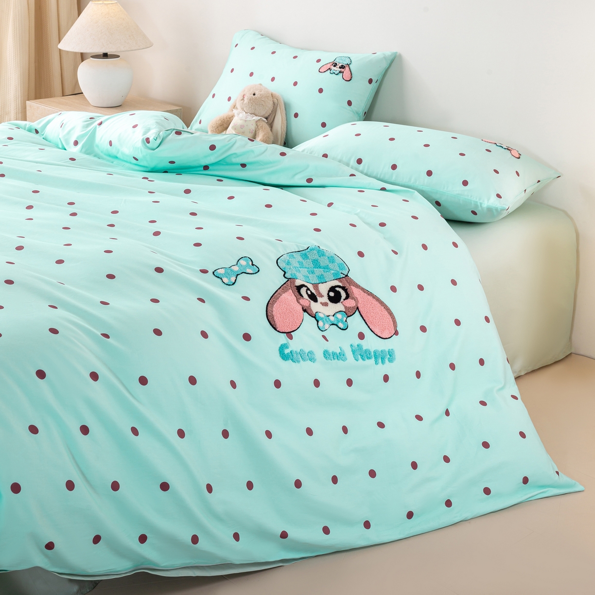 91家纺网 家纺一手货源 找家纺 卧趣家纺 2026新款A类100Pro贡缎全棉纯棉卡通毛巾绣四件套-场景一 甜心萌萌