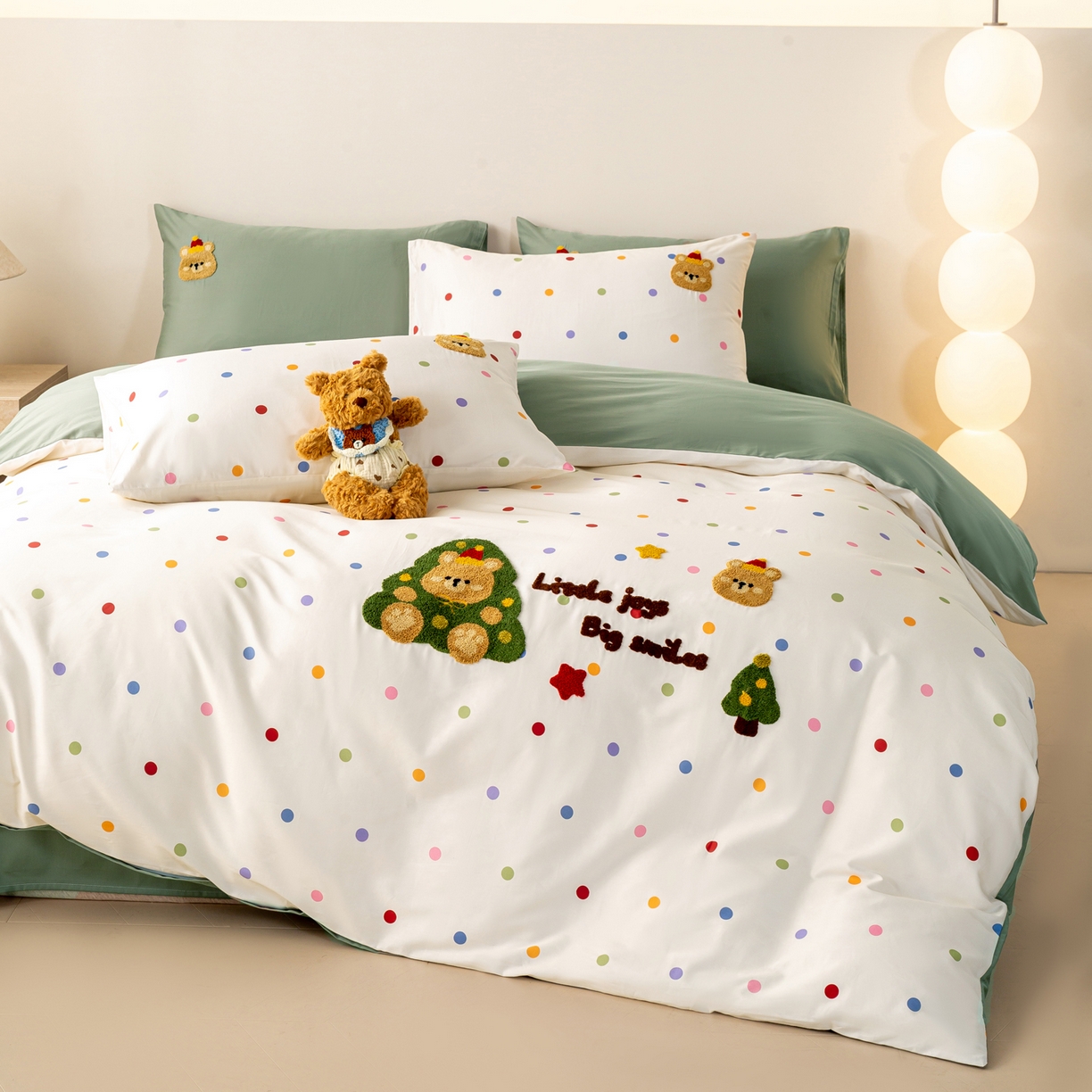 91家纺网 家纺一手货源 找家纺 卧趣家纺 2026新款A类100Pro贡缎全棉纯棉卡通毛巾绣四件套-场景一 七彩小熊