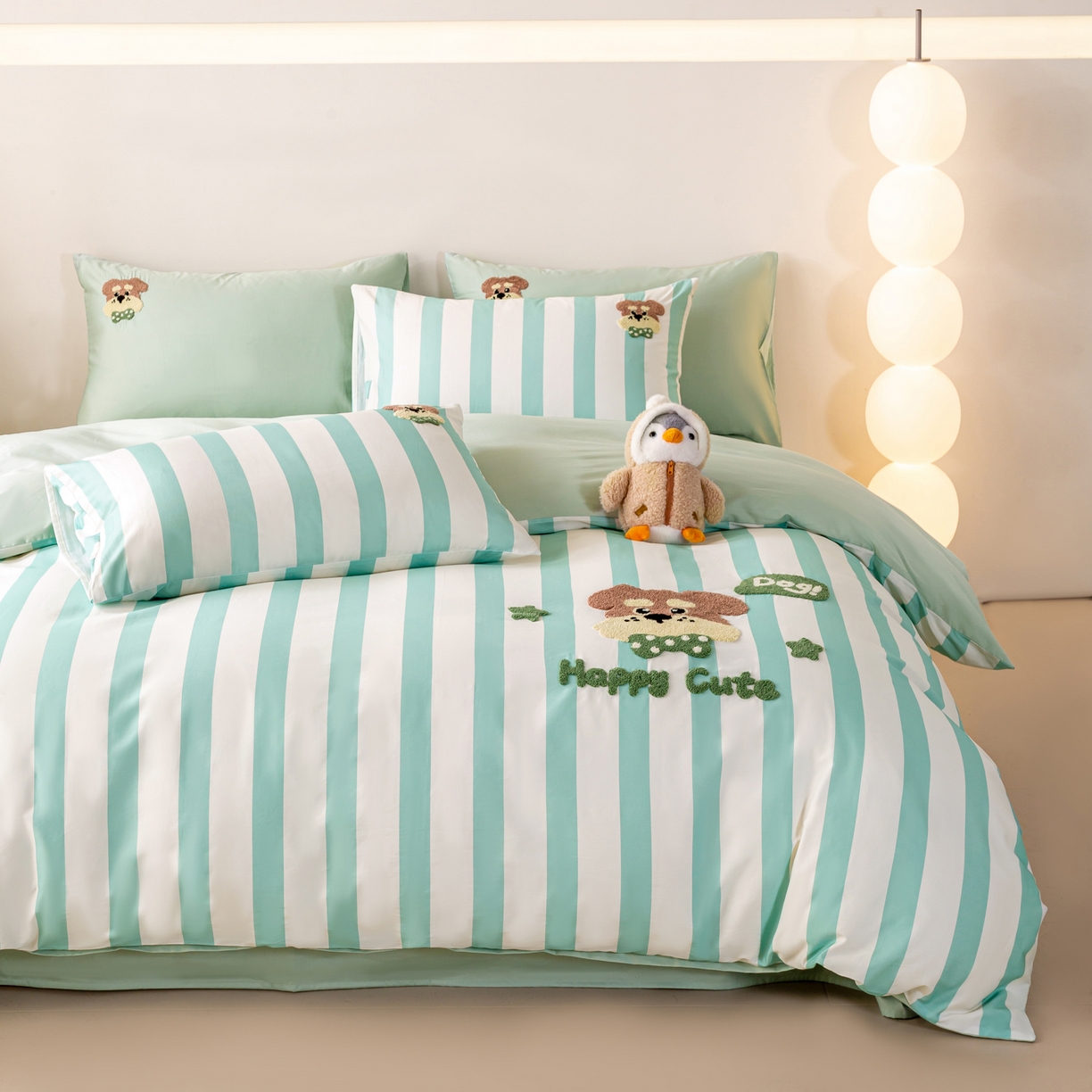 91家纺网 家纺一手货源 找家纺 卧趣家纺 2026新款A类100Pro贡缎全棉纯棉卡通毛巾绣四件套-场景一 条纹俏皮狗