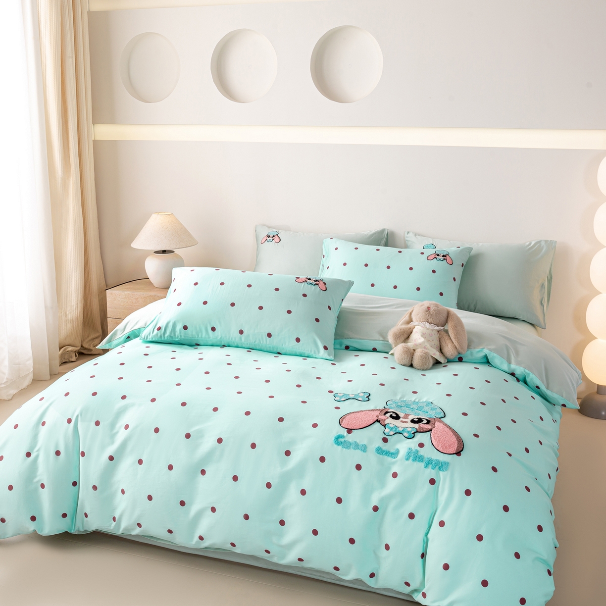 91家纺网 家纺一手货源 找家纺 卧趣家纺 2026新款A类100Pro贡缎全棉纯棉卡通毛巾绣四件套-场景一 甜心萌萌