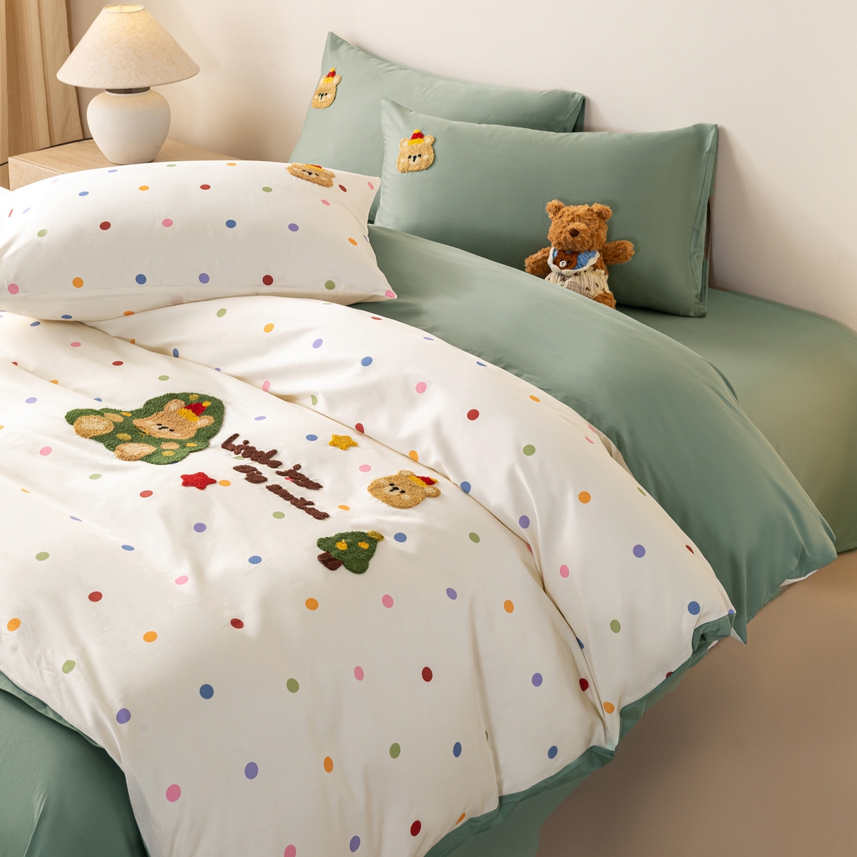 91家纺网 家纺一手货源 找家纺 卧趣家纺 2026新款A类100Pro贡缎全棉纯棉卡通毛巾绣四件套-场景一 七彩小熊