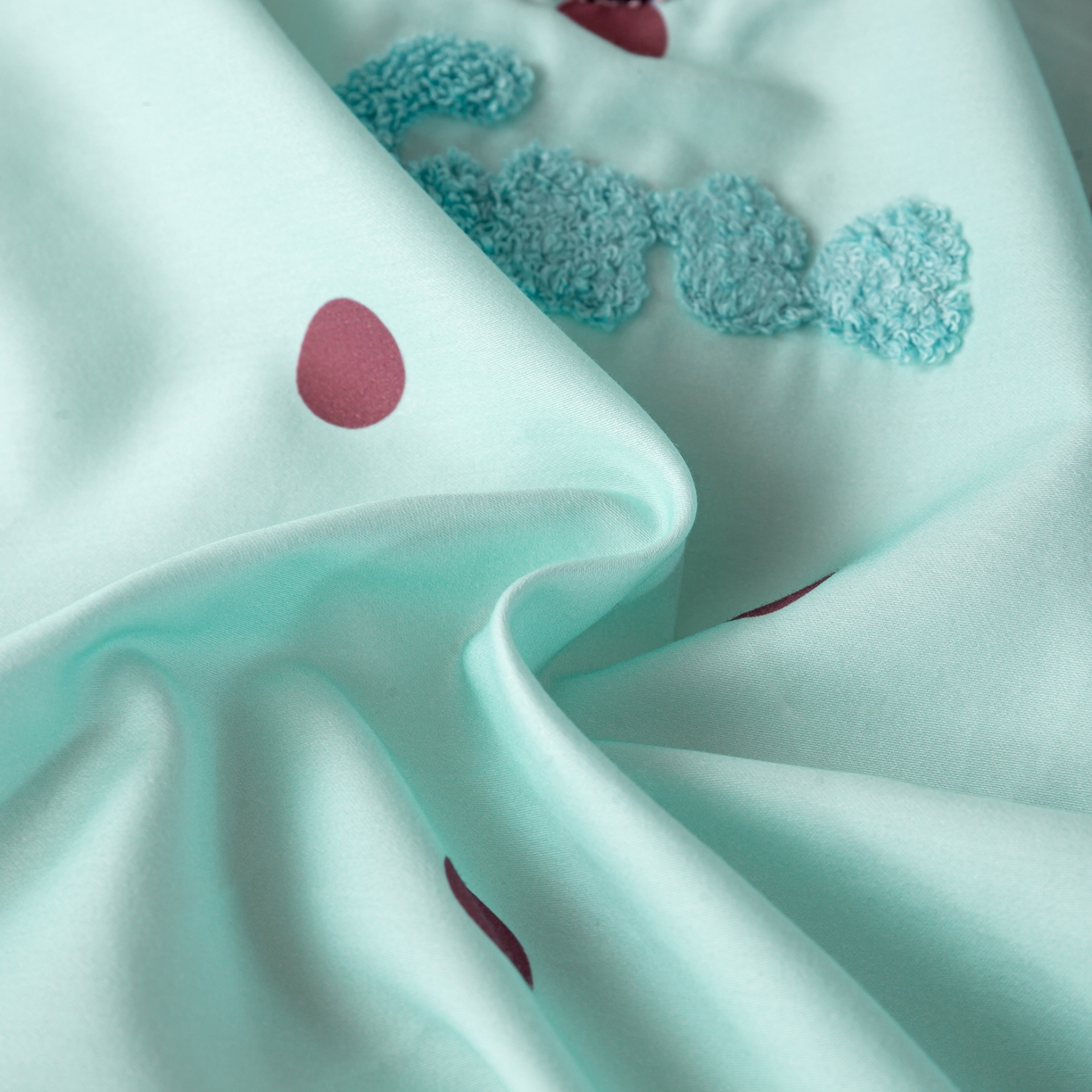 91家纺网 家纺一手货源 找家纺 卧趣家纺 2026新款A类100Pro贡缎全棉纯棉卡通毛巾绣四件套-场景一 甜心萌萌