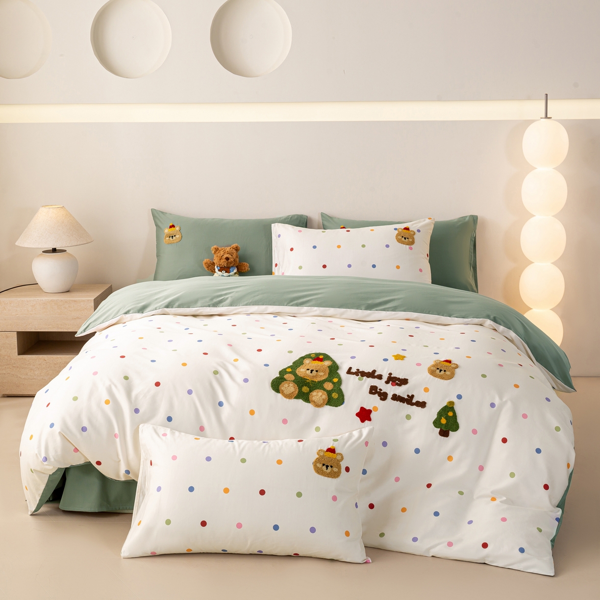 91家纺网 家纺一手货源 找家纺 卧趣家纺 2026新款A类100Pro贡缎全棉纯棉卡通毛巾绣四件套-场景一 七彩小熊