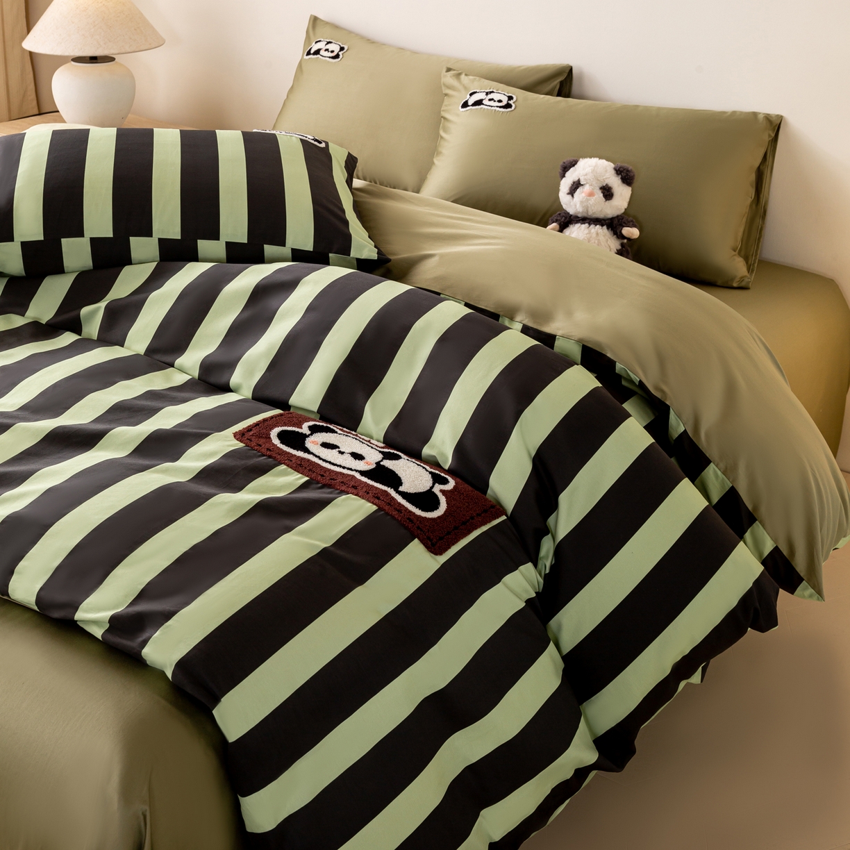 91家纺网 家纺一手货源 找家纺 卧趣家纺 2026新款A类100Pro贡缎全棉纯棉卡通毛巾绣四件套-场景一 曲奇小熊