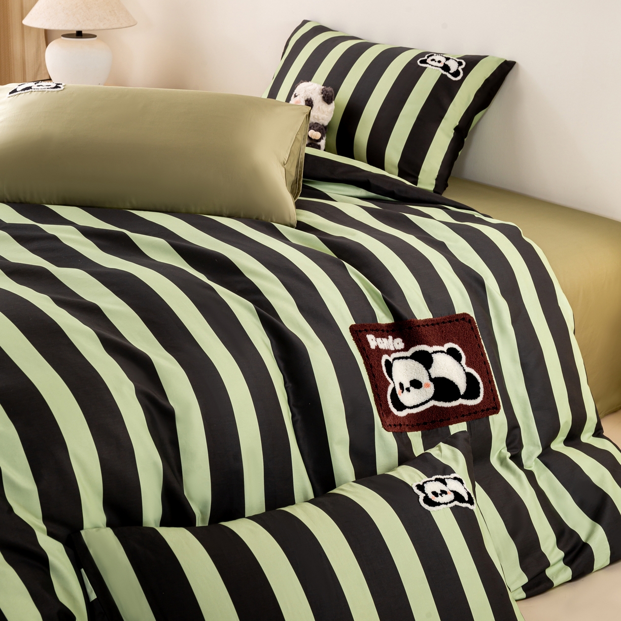 91家纺网 家纺一手货源 找家纺 卧趣家纺 2026新款A类100Pro贡缎全棉纯棉卡通毛巾绣四件套-场景一 曲奇小熊