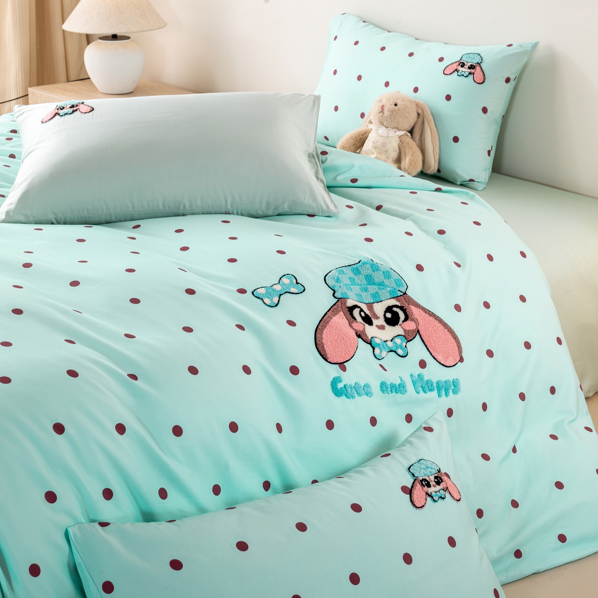 91家纺网 家纺一手货源 找家纺 卧趣家纺 2026新款A类100Pro贡缎全棉纯棉卡通毛巾绣四件套-场景一 甜心萌萌