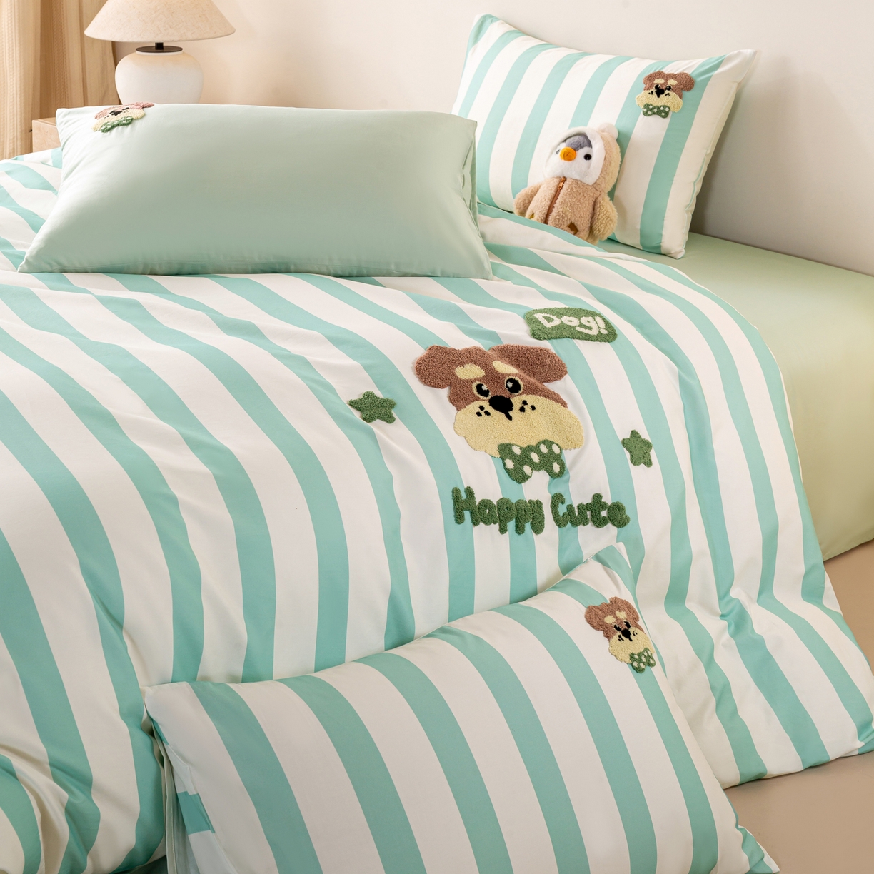 91家纺网 家纺一手货源 找家纺 卧趣家纺 2026新款A类100Pro贡缎全棉纯棉卡通毛巾绣四件套-场景一 条纹俏皮狗