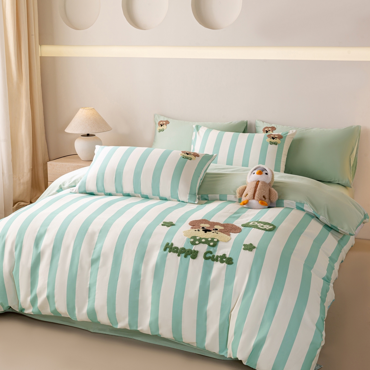 91家纺网 家纺一手货源 找家纺 卧趣家纺 2026新款A类100Pro贡缎全棉纯棉卡通毛巾绣四件套-场景一 条纹俏皮狗