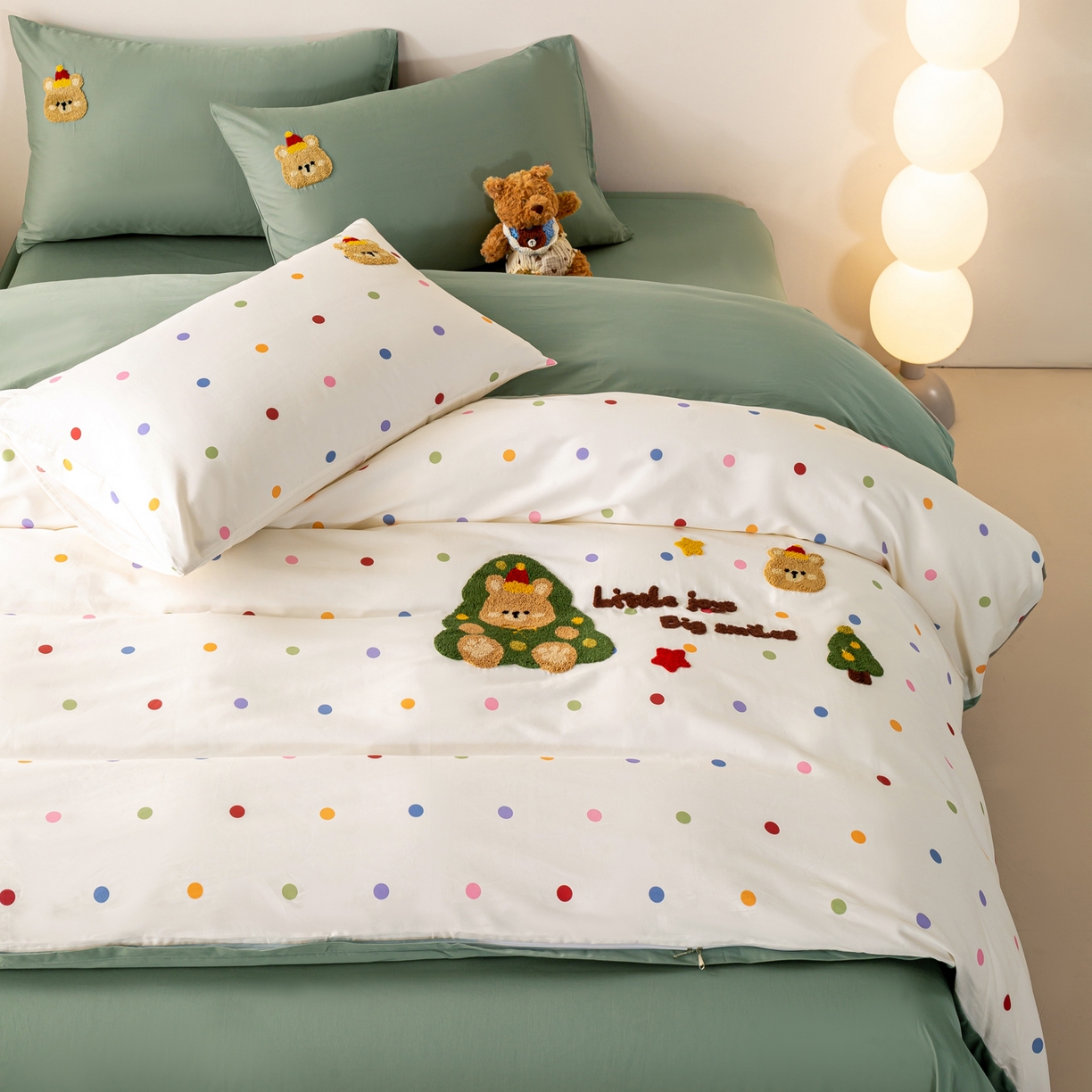 91家纺网 家纺一手货源 找家纺 卧趣家纺 2026新款A类100Pro贡缎全棉纯棉卡通毛巾绣四件套-场景一 七彩小熊