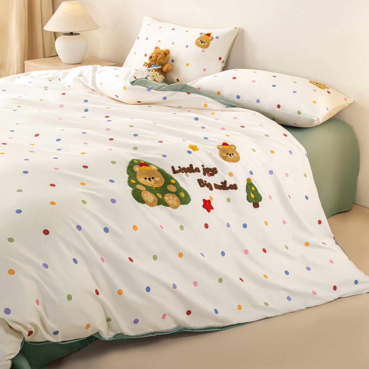 91家纺网 家纺一手货源 找家纺 卧趣家纺 2026新款A类100Pro贡缎全棉纯棉卡通毛巾绣四件套-场景一 七彩小熊