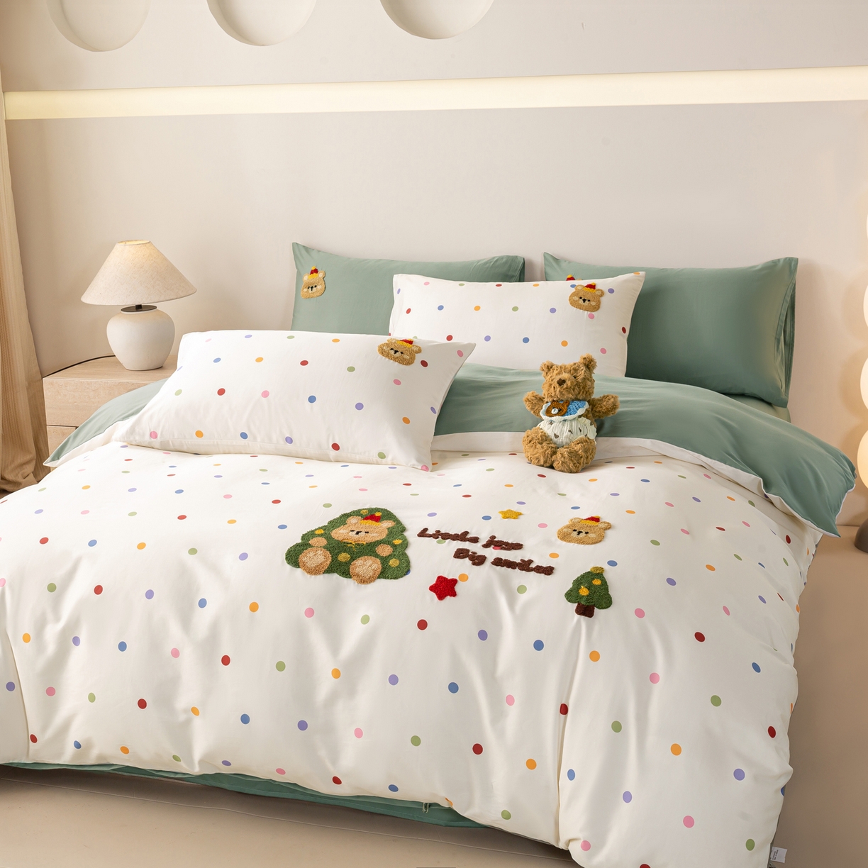 91家纺网 家纺一手货源 找家纺 卧趣家纺 2026新款A类100Pro贡缎全棉纯棉卡通毛巾绣四件套-场景一 七彩小熊