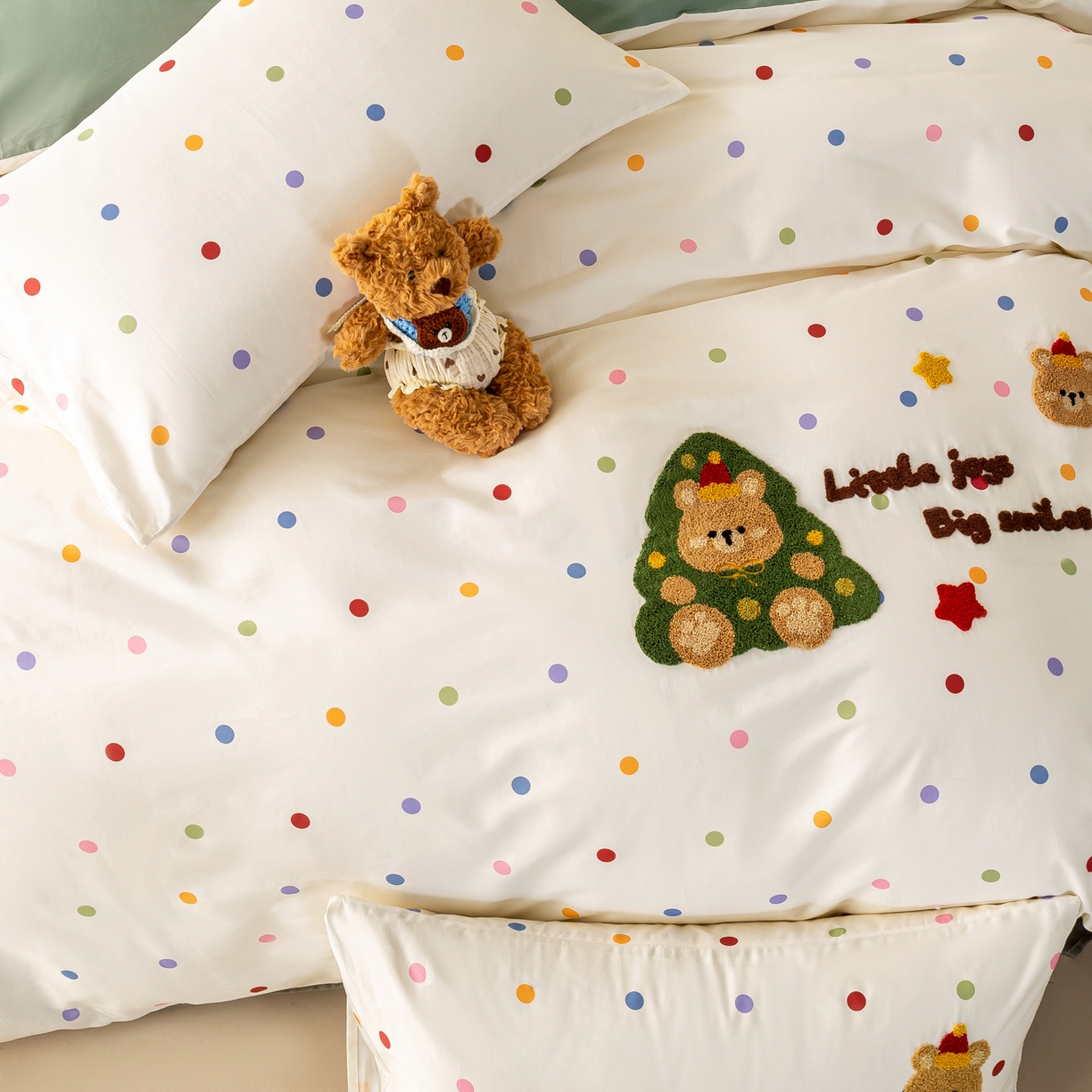 91家纺网 家纺一手货源 找家纺 卧趣家纺 2026新款A类100Pro贡缎全棉纯棉卡通毛巾绣四件套-场景一 七彩小熊