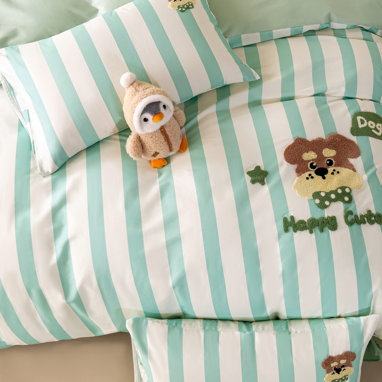 91家纺网 家纺一手货源 找家纺 卧趣家纺 2026新款A类100Pro贡缎全棉纯棉卡通毛巾绣四件套-场景一 条纹俏皮狗