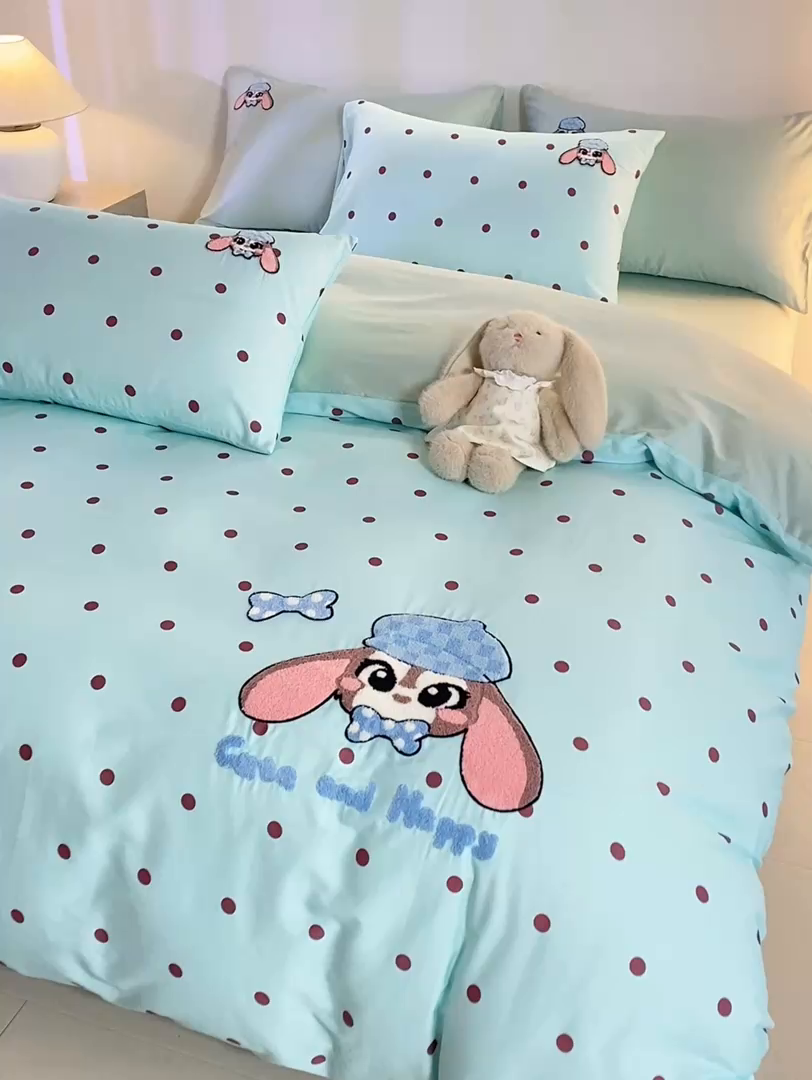 91家纺网 家纺一手货源 找家纺 卧趣家纺 2026新款A类100Pro贡缎全棉纯棉卡通毛巾绣四件套-场景一 甜心萌萌
