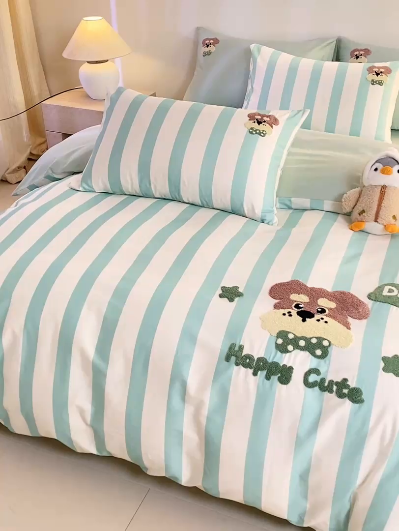 91家纺网 家纺一手货源 找家纺 卧趣家纺 2026新款A类100Pro贡缎全棉纯棉卡通毛巾绣四件套-场景一 条纹俏皮狗