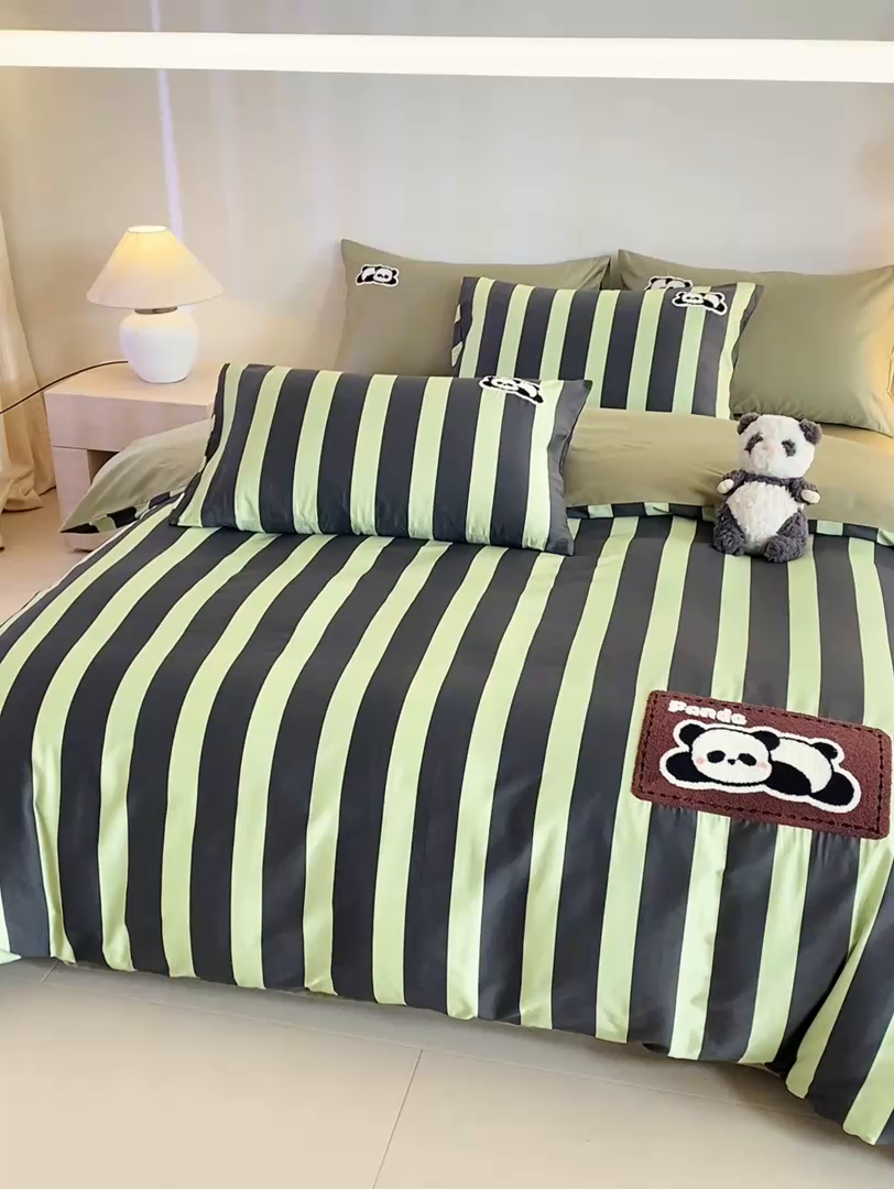 91家纺网 家纺一手货源 找家纺 卧趣家纺 2026新款A类100Pro贡缎全棉纯棉卡通毛巾绣四件套-场景一 曲奇小熊