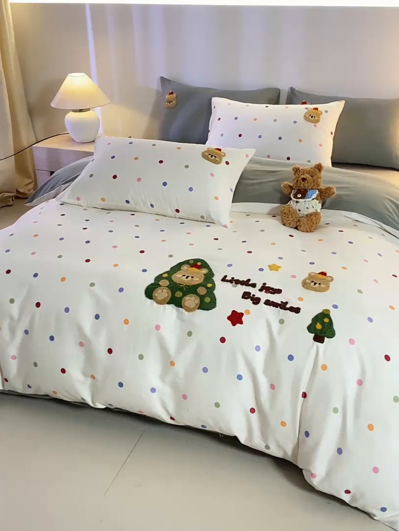 91家纺网 家纺一手货源 找家纺 卧趣家纺 2026新款A类100Pro贡缎全棉纯棉卡通毛巾绣四件套-场景一 七彩小熊