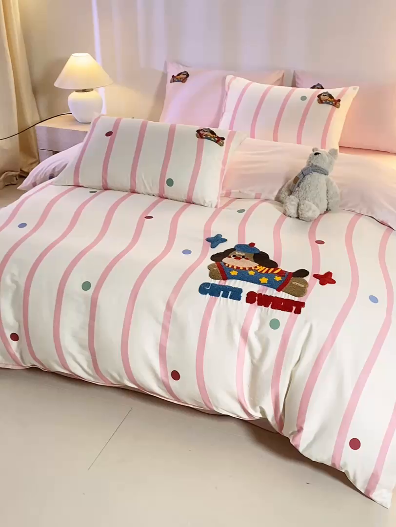 91家纺网 家纺一手货源 找家纺 卧趣家纺 2026新款A类100Pro贡缎全棉纯棉卡通毛巾绣四件套-场景一 波点维尼