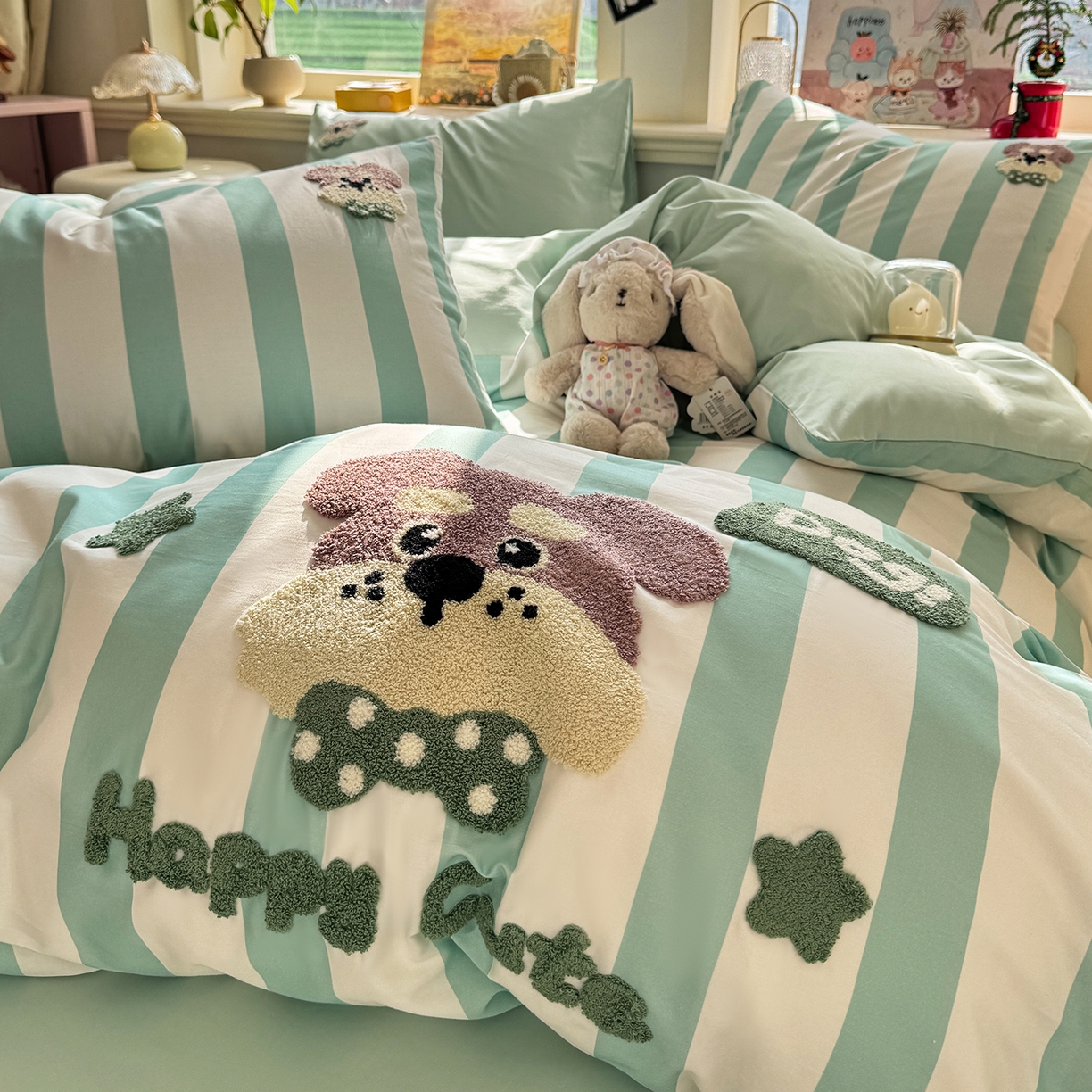 91家纺网 家纺一手货源 找家纺 卧趣家纺 2026新款A类100Pro贡缎全棉纯棉卡通毛巾绣四件套 条纹俏皮狗