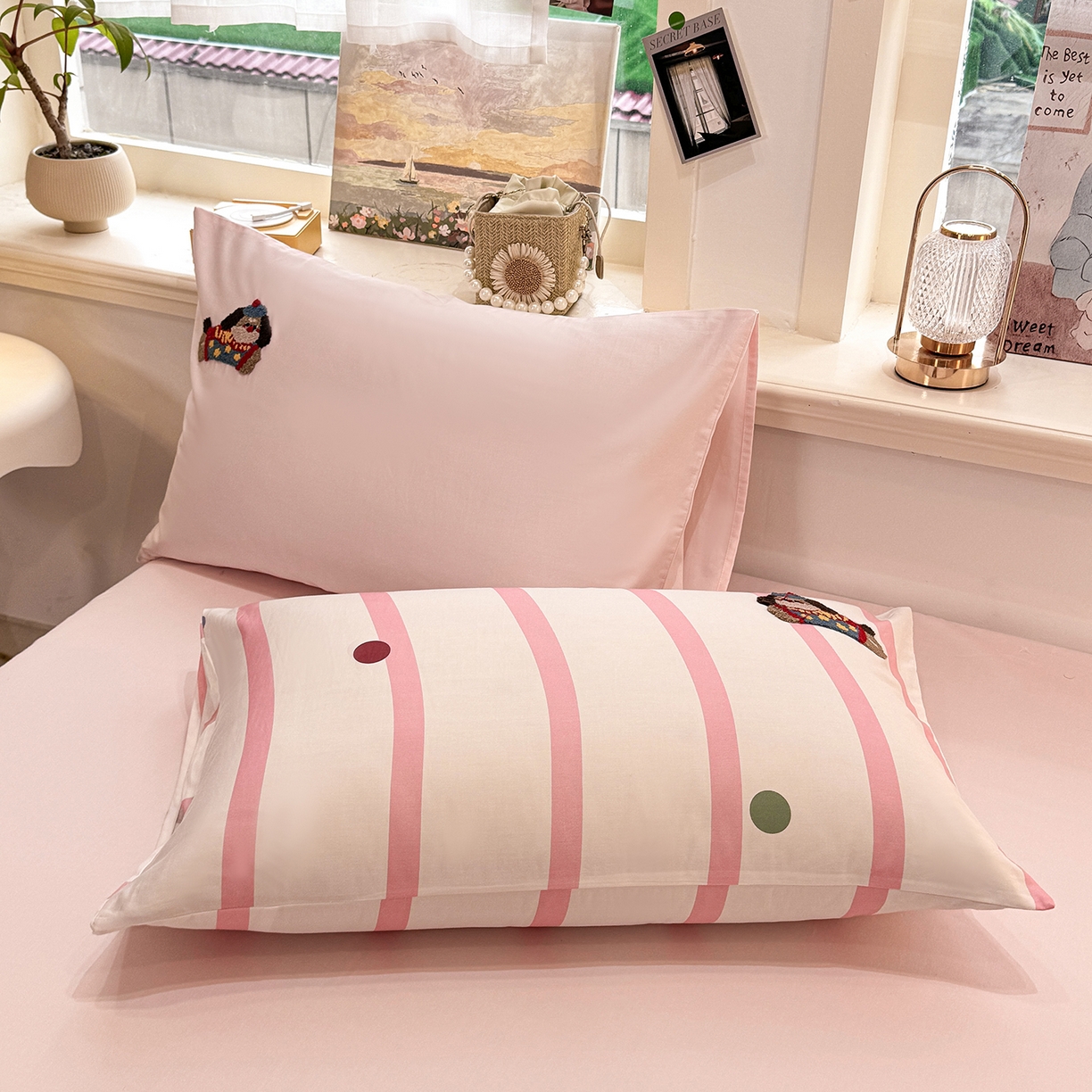 91家纺网 家纺一手货源 找家纺 卧趣家纺 2026新款A类100Pro贡缎全棉纯棉卡通毛巾绣四件套 波点维尼