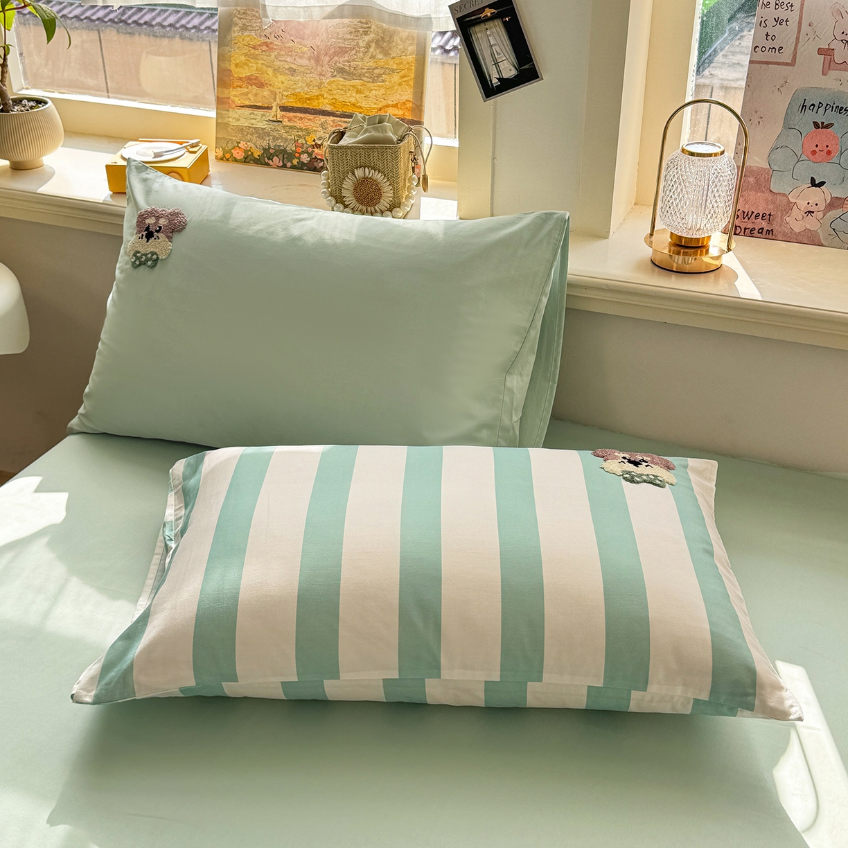 91家纺网 家纺一手货源 找家纺 卧趣家纺 2026新款A类100Pro贡缎全棉纯棉卡通毛巾绣四件套 条纹俏皮狗