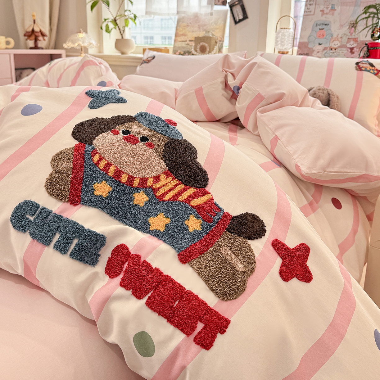 91家纺网 家纺一手货源 找家纺 卧趣家纺 2026新款A类100Pro贡缎全棉纯棉卡通毛巾绣四件套 波点维尼