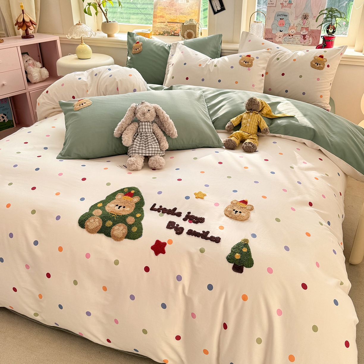 91家纺网 家纺一手货源 找家纺 卧趣家纺 2026新款A类100Pro贡缎全棉纯棉卡通毛巾绣四件套 七彩小熊